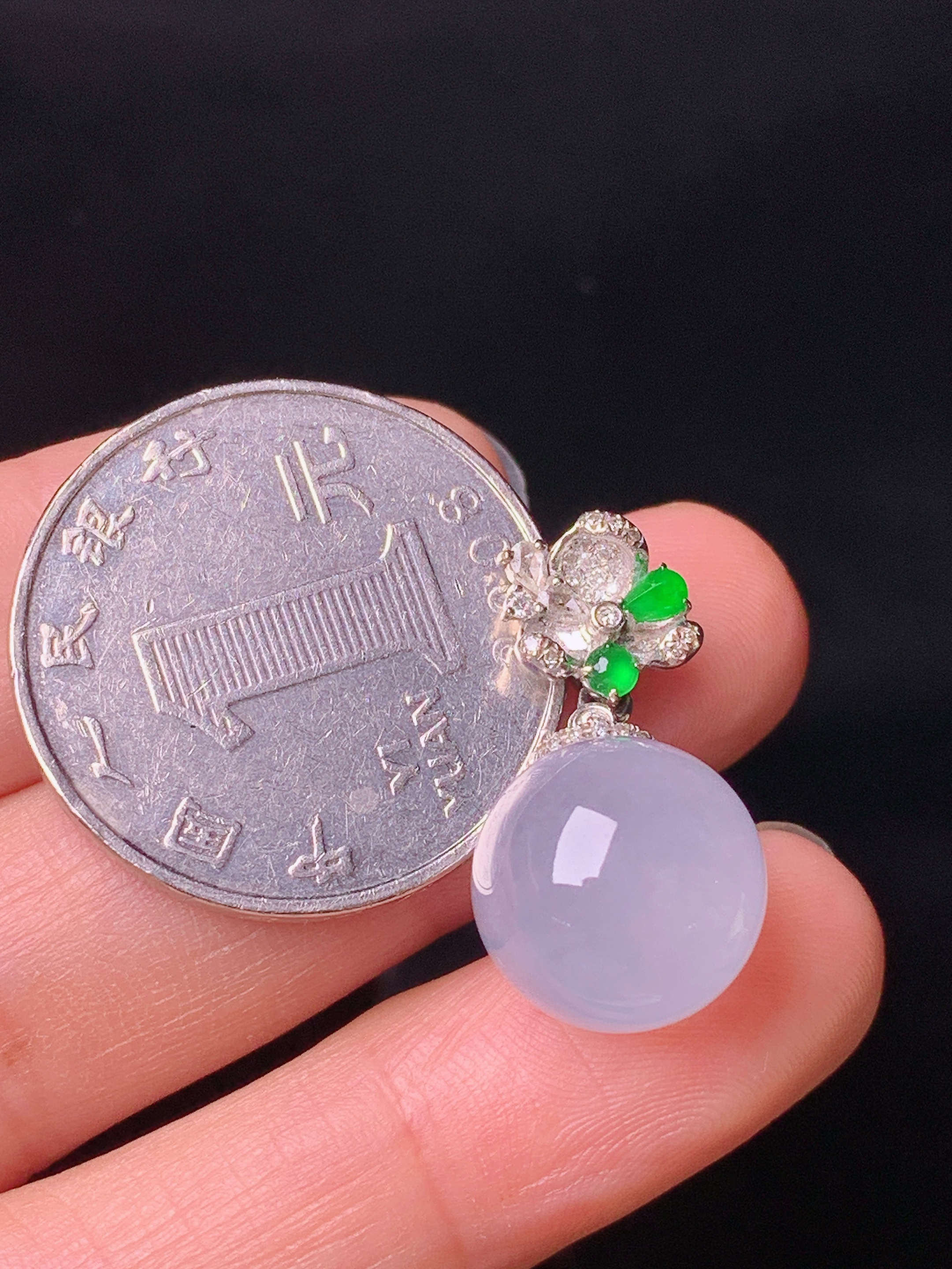 18k金钻镶嵌冰种圆珠吊坠 玉质细腻 色泽艳丽清新 水润亮眼 整体尺寸23.6*12.5 a8