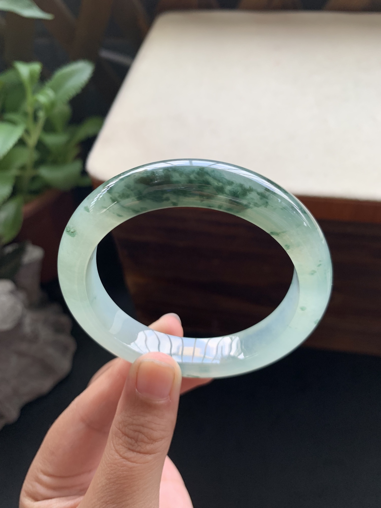 16，冰透细腻飘花手镯，圈口55.1-12-9，起冰感，冰润通透，种老起胶，种水好，飘花灵动飘逸，山水画既视感，推荐款，特别好看，性比高，无裂，24小时鉴赏期，可退换