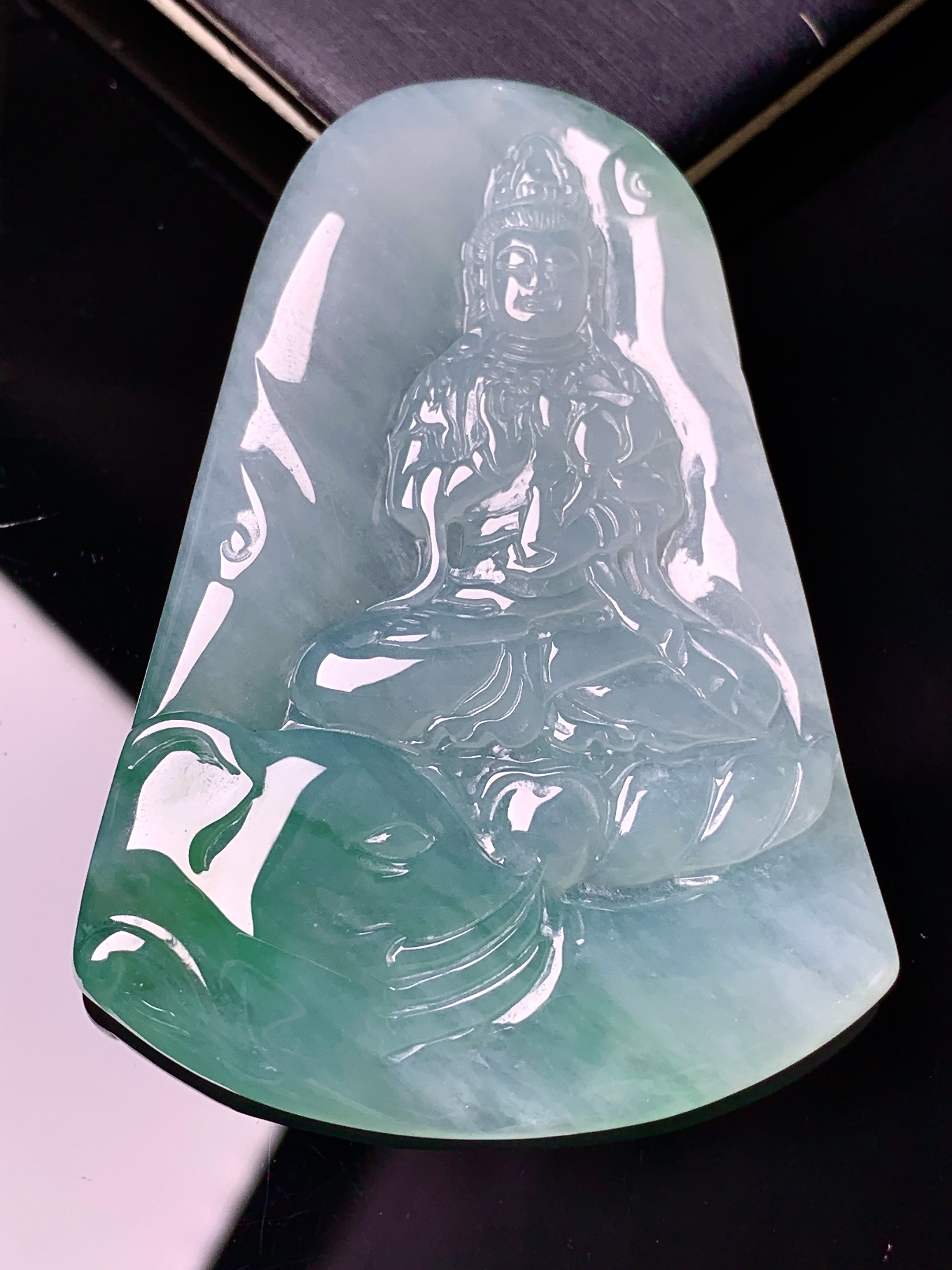 飘绿观音菩萨吊坠 玉质细腻 色泽艳丽清新 水润亮眼 整体尺寸60.6*42.3*5.5 h3