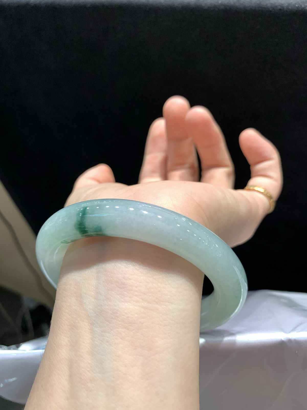 尺寸57.2/11.6，飘花圆条手镯
冰透水润细腻 清新甜美