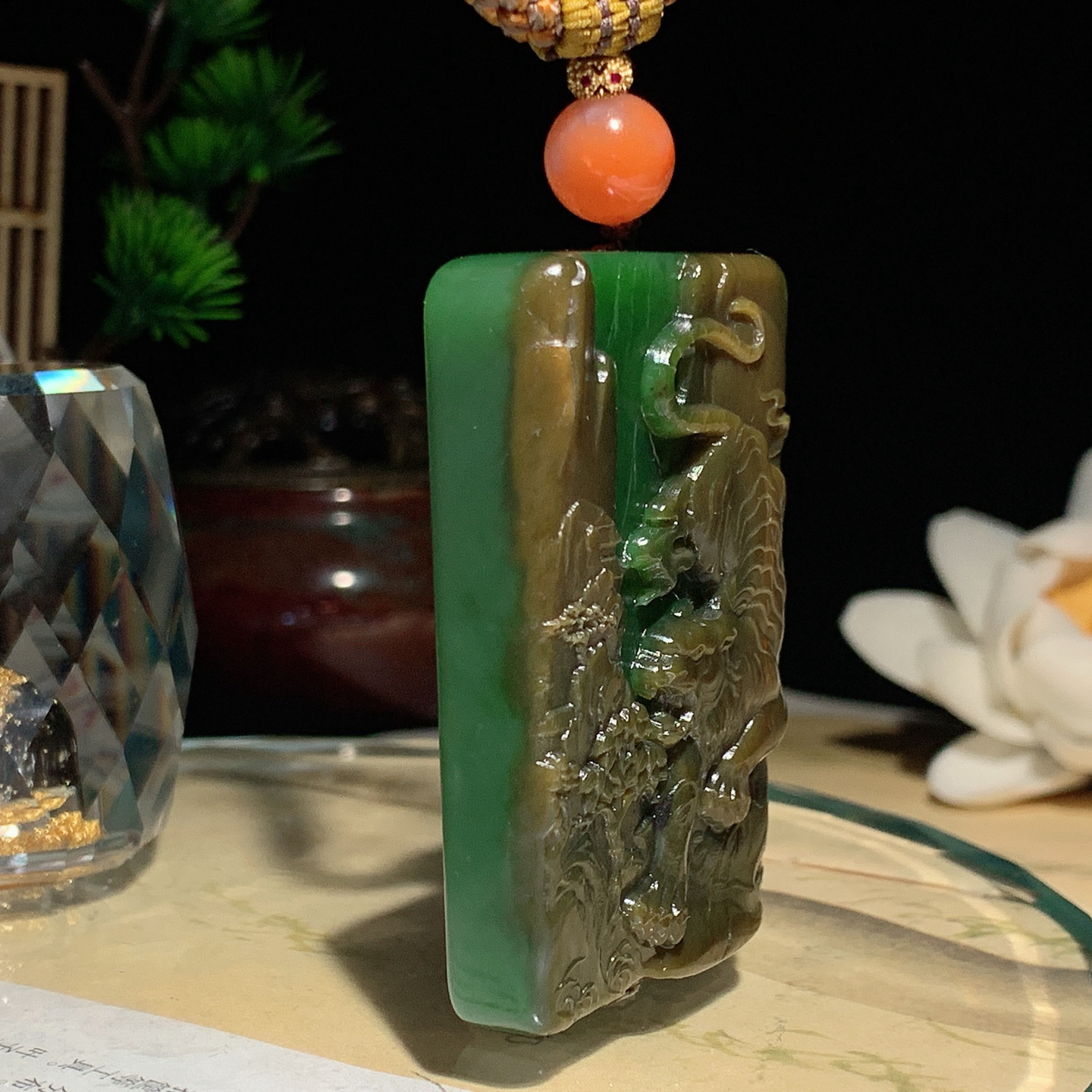 1和田玉阳绿俄罗斯碧玉虎虎生威老虎挂件。尺寸57/37/12重72.5克。玉质细腻油润。手推出油。佩戴高端典雅。lt2601008