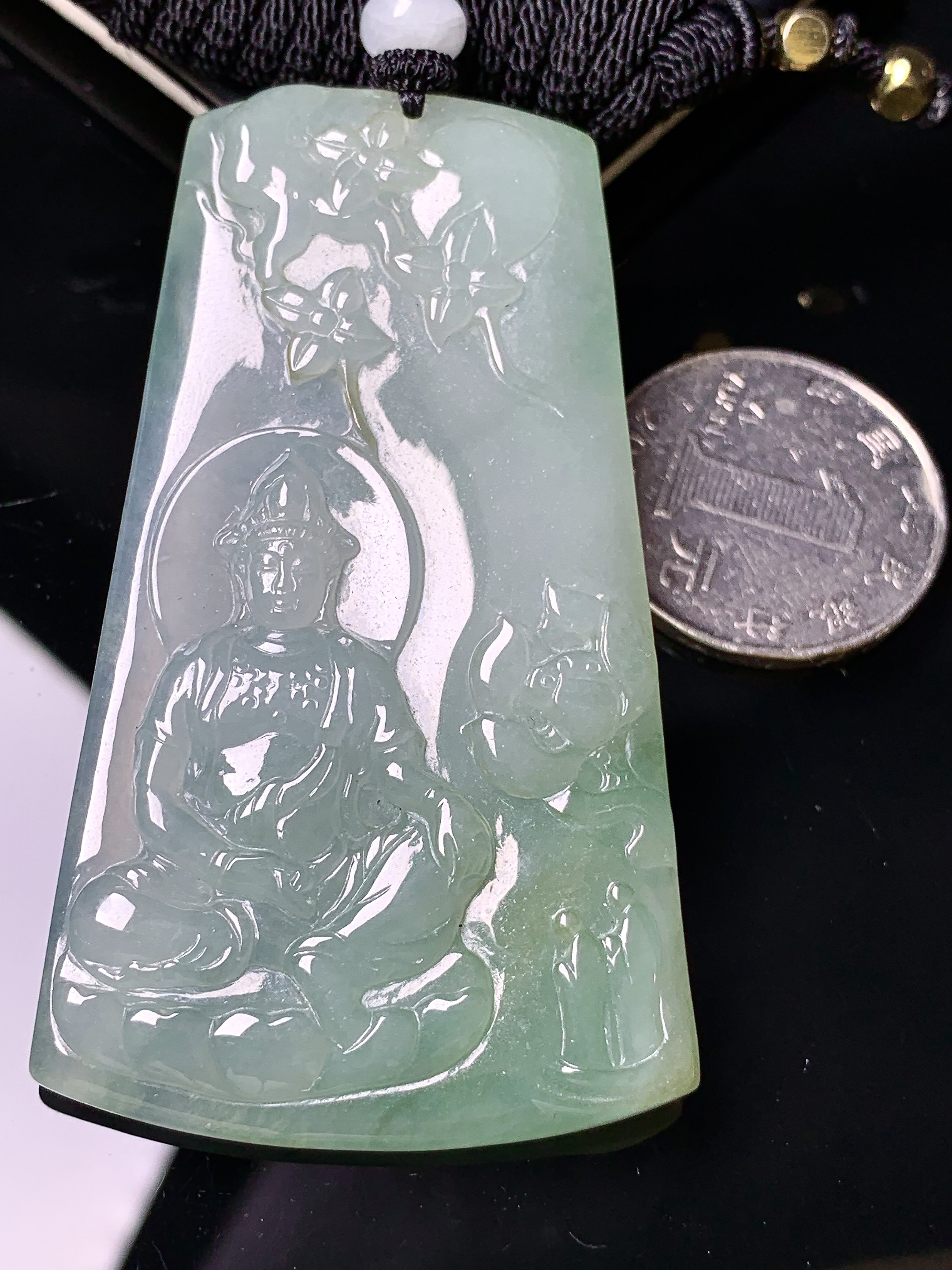 飘绿度母观音菩萨吊坠 玉质细腻 色泽艳丽清新 水润亮眼 整体尺寸66*38.5*5.6 L1