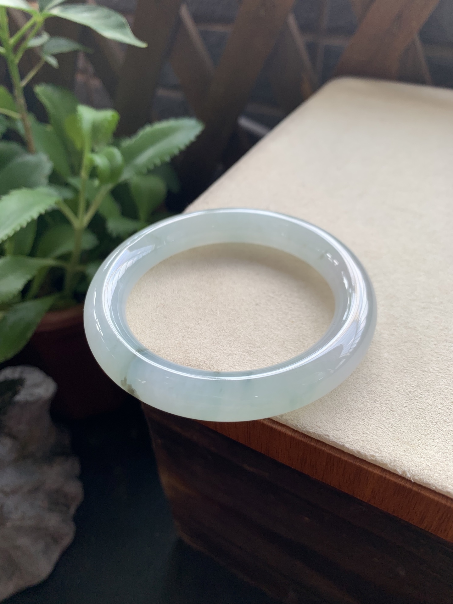 46，冰透透亮飘花圆条手镯，圈口55.5-11-10.6，清新冰透，种老肉细，胶感棒，种水好，飘花灵动飘逸，意境感十足，小手捡漏，特别好看，性比高，无裂，24小时鉴赏期，可退换