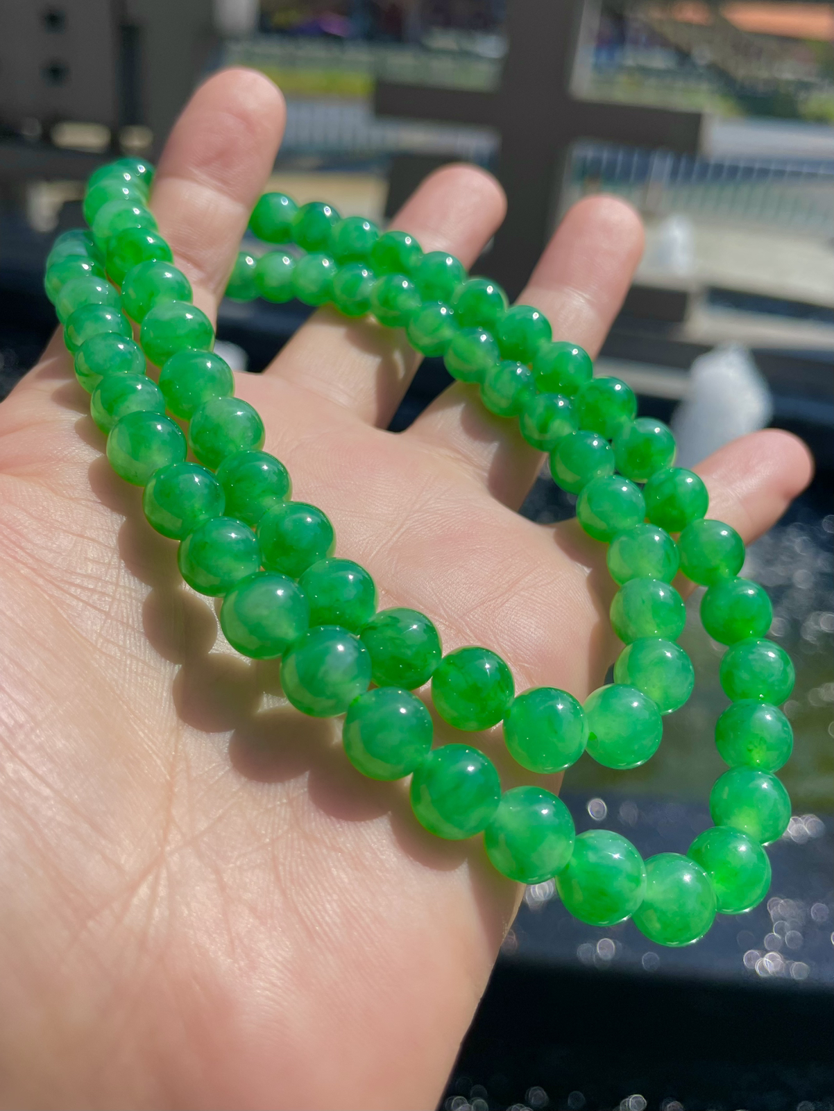 【冰种满绿圆珠珠链】冰感十足，通透闪亮，颜色很艳丽，收藏品质，推荐入手。尺寸8.1-9.1