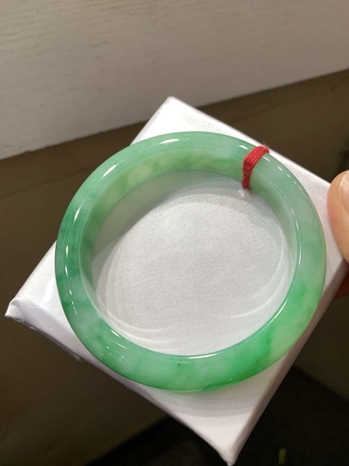 尺寸55.2/12.5/8.4，带色手镯
颜色漂亮 水润细腻