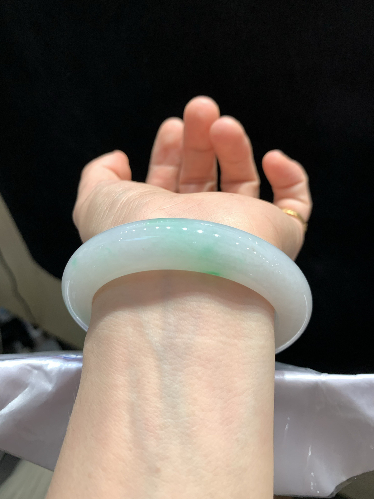 尺寸55.4/12.6/9.7，带色手镯
冰透水润细腻 清新甜美
