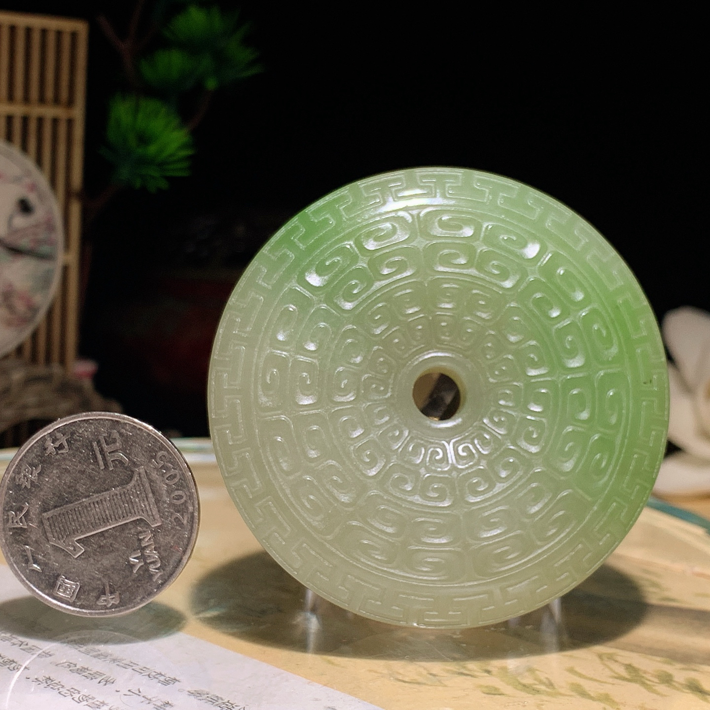 和田玉青海翠翠青复古平安扣挂件。尺寸56/12重71.5克 玉质细腻油润 底色纯净 脂粉好，品质好！lt2601008