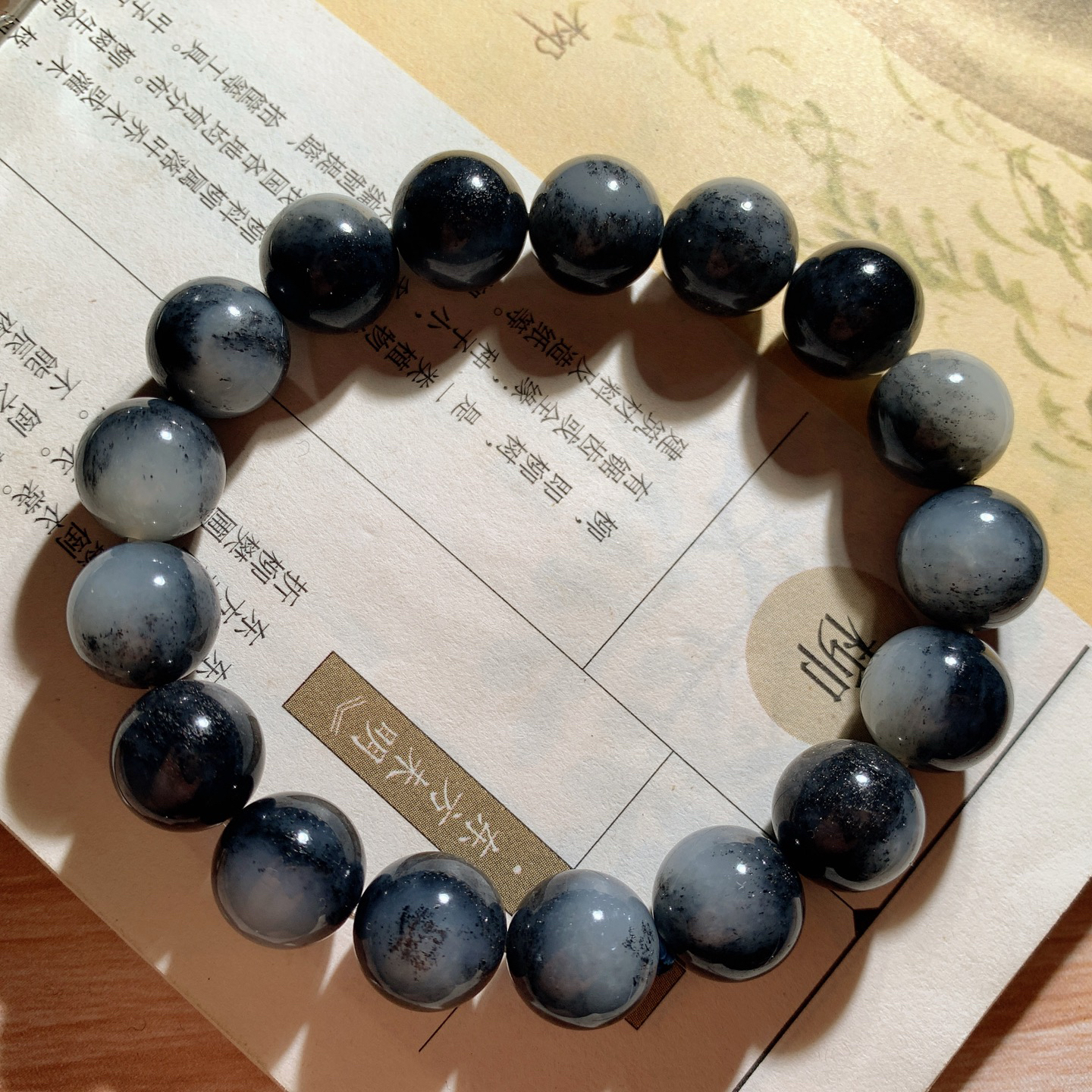 ￼ ￼ 新疆和田玉籽料青花手串 单颗尺寸12重45克。玉质细腻油润。手推出油。佩戴高端典雅。lt2601008