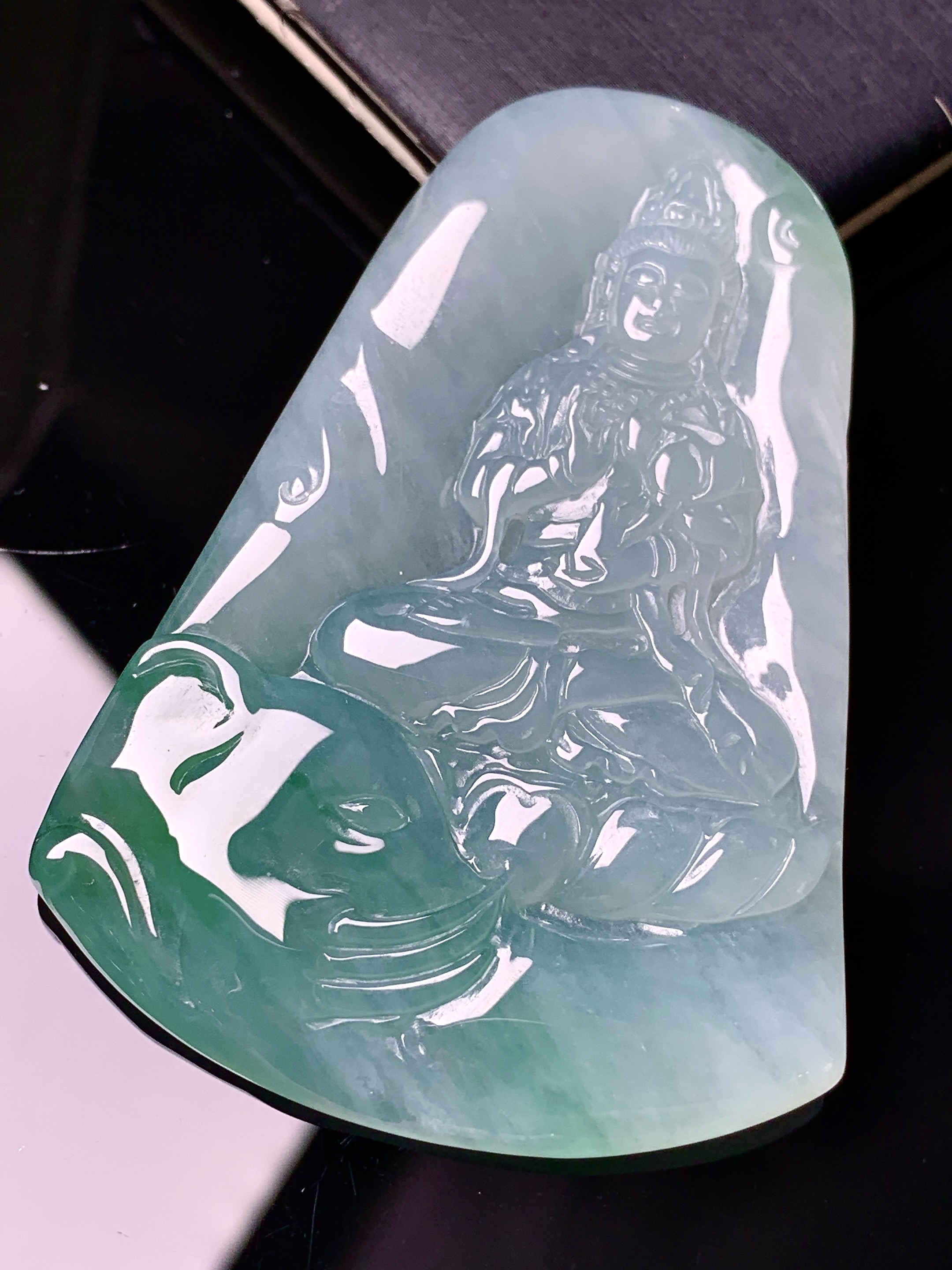 飘绿观音菩萨吊坠 玉质细腻 色泽艳丽清新 水润亮眼 整体尺寸60.6*42.3*5.5 h3