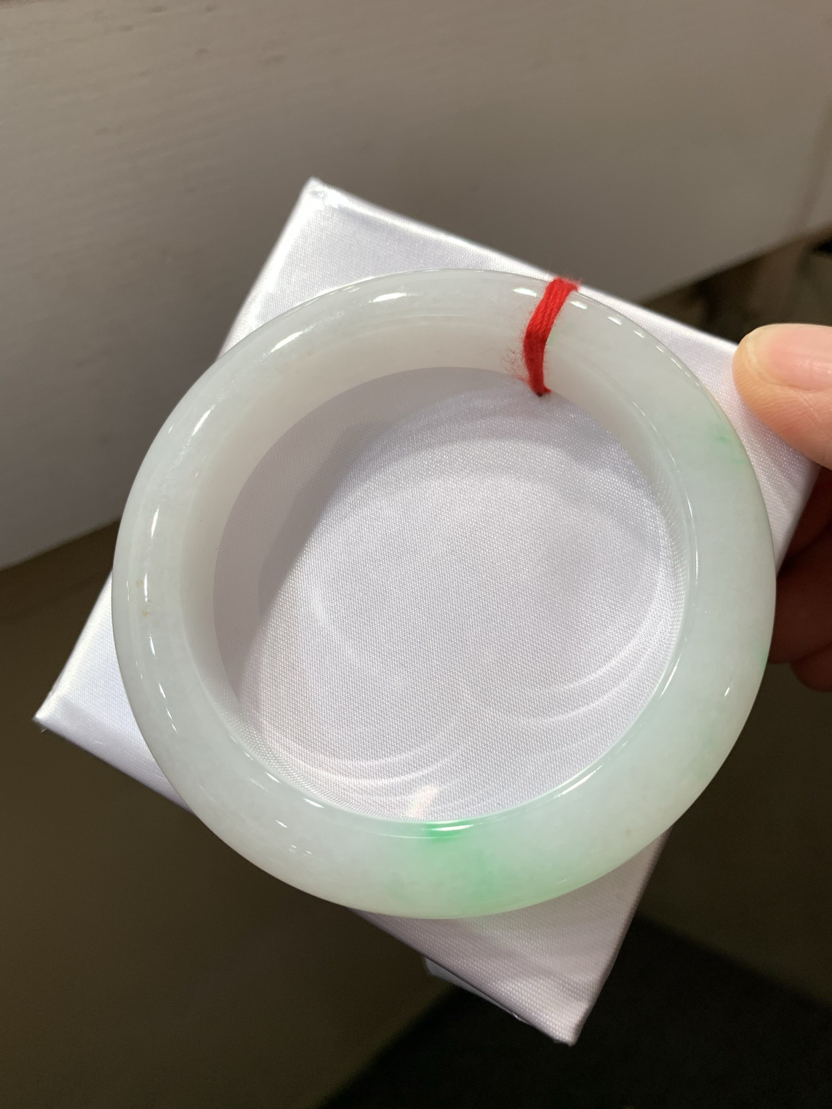 尺寸55.4/12.6/9.7，带色手镯
冰透水润细腻 清新甜美