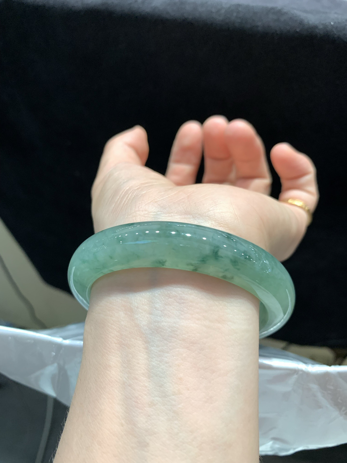 尺寸57.7/12.8/8.6，飘花手镯 
 水润细腻 种老