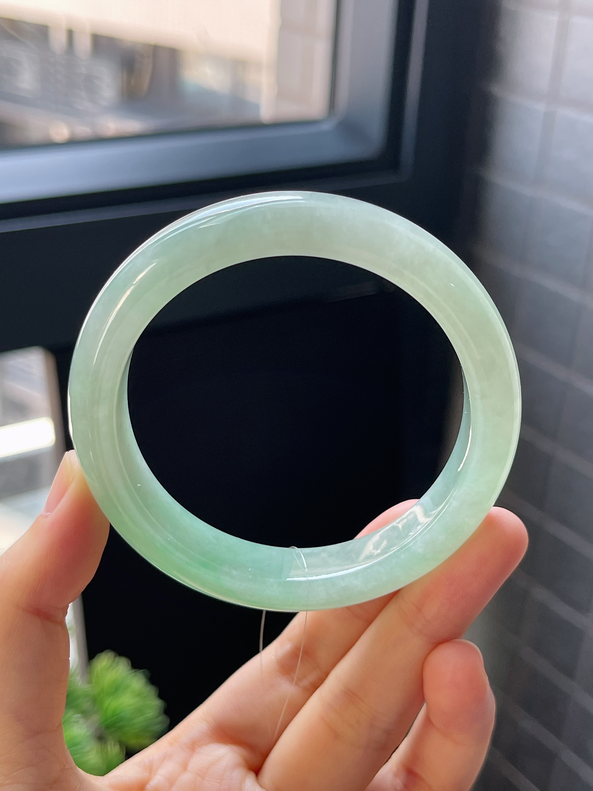 正圈55.8圈口，翡翠冰糯种飘绿手镯