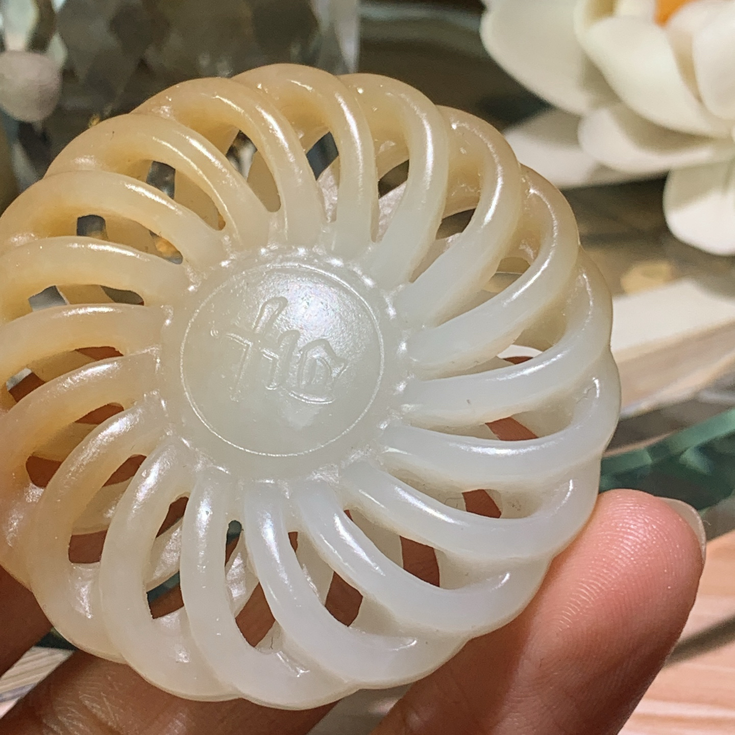 新疆且末糖时来运转挂件！尺寸51/8重28克 玉质细腻油润 底色纯净 脂粉好，品质好。lt2601008