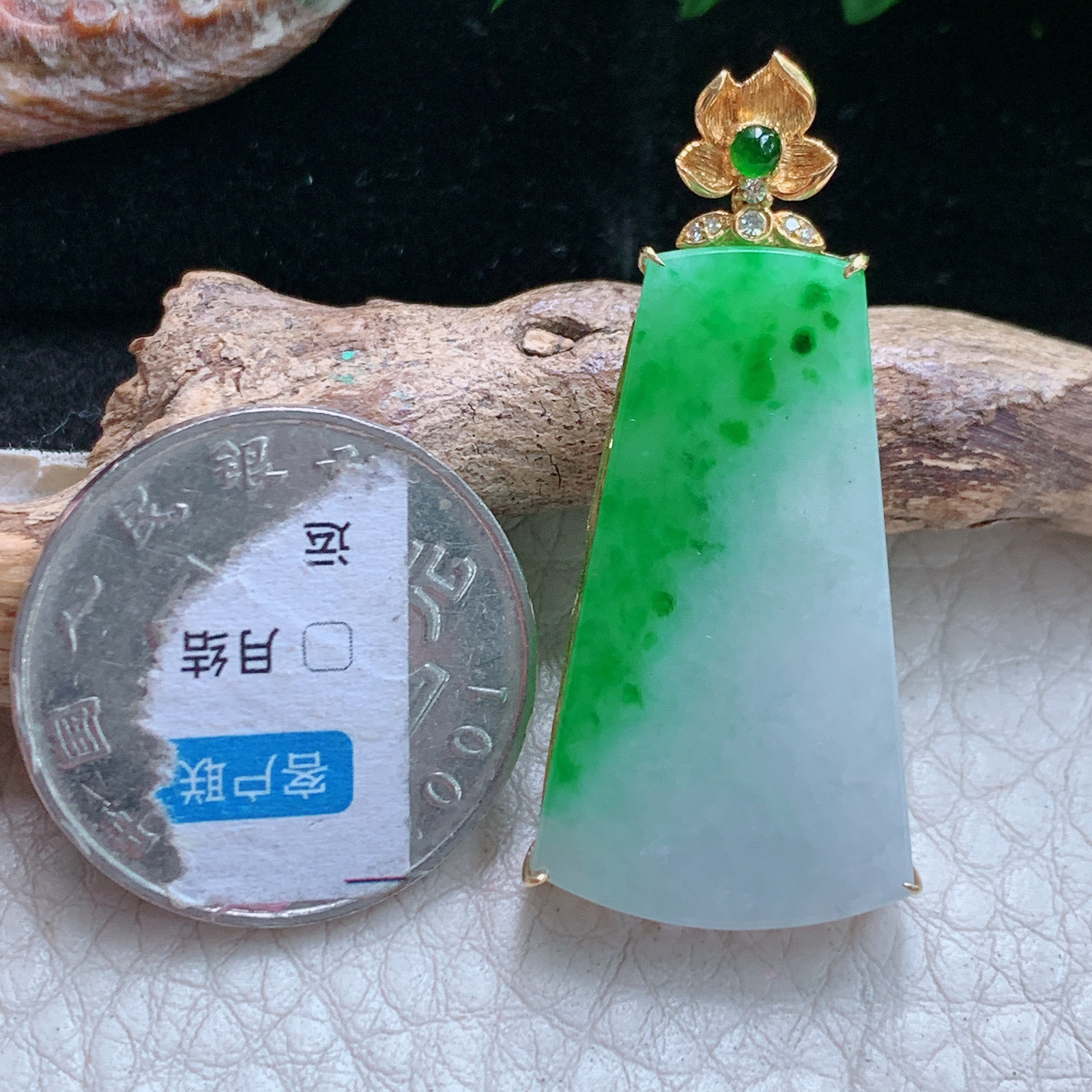 Xqa实拍40.8*19*6天然缅甸翡翠飘阳绿平安无事牌吊坠镶嵌18k金玉坠
