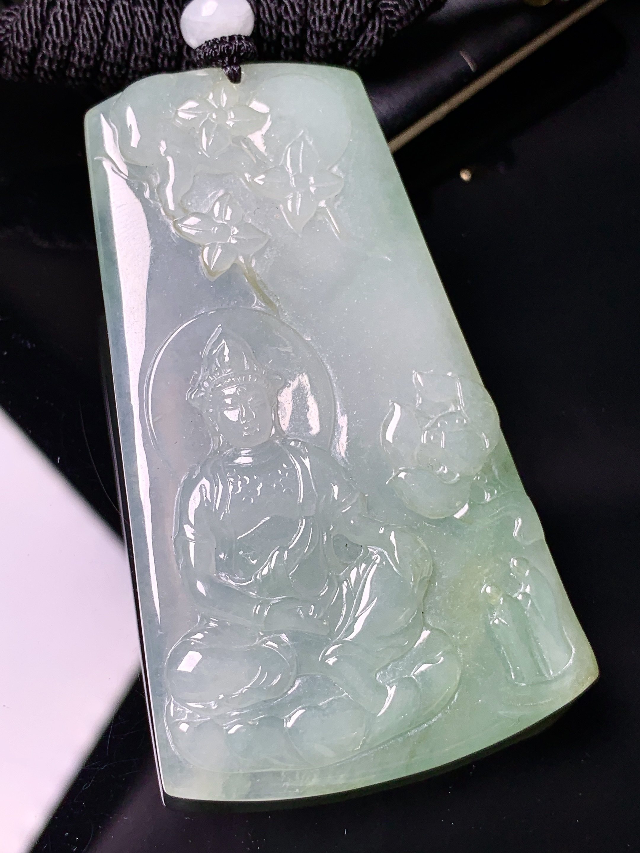 飘绿度母观音菩萨吊坠 玉质细腻 色泽艳丽清新 水润亮眼 整体尺寸66*38.5*5.6 L1