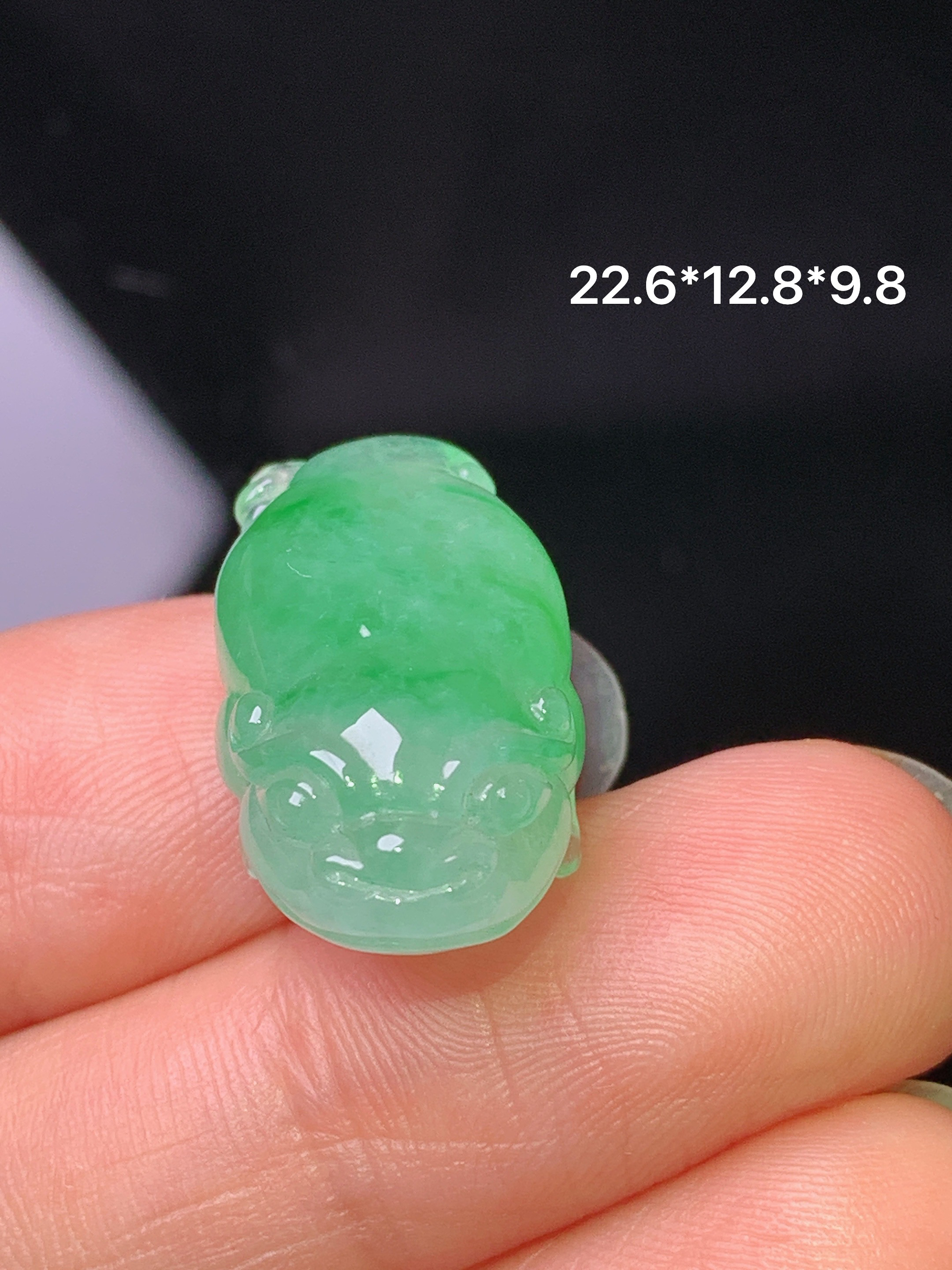 飘绿貔貅吊坠 玉质细腻 色泽艳丽清新 水润亮眼 整体尺寸22.6*12.8*9.8 a8