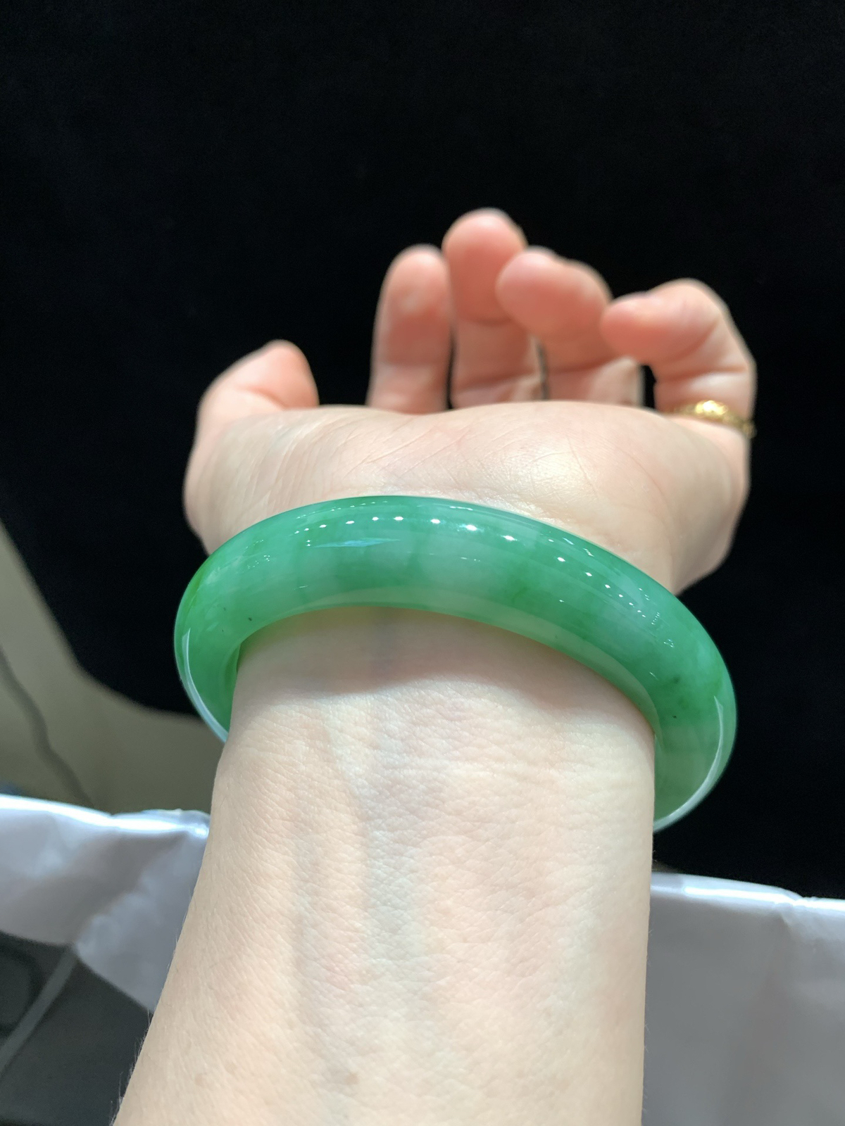 尺寸55.2/12.5/8.4，带色手镯
颜色漂亮 水润细腻