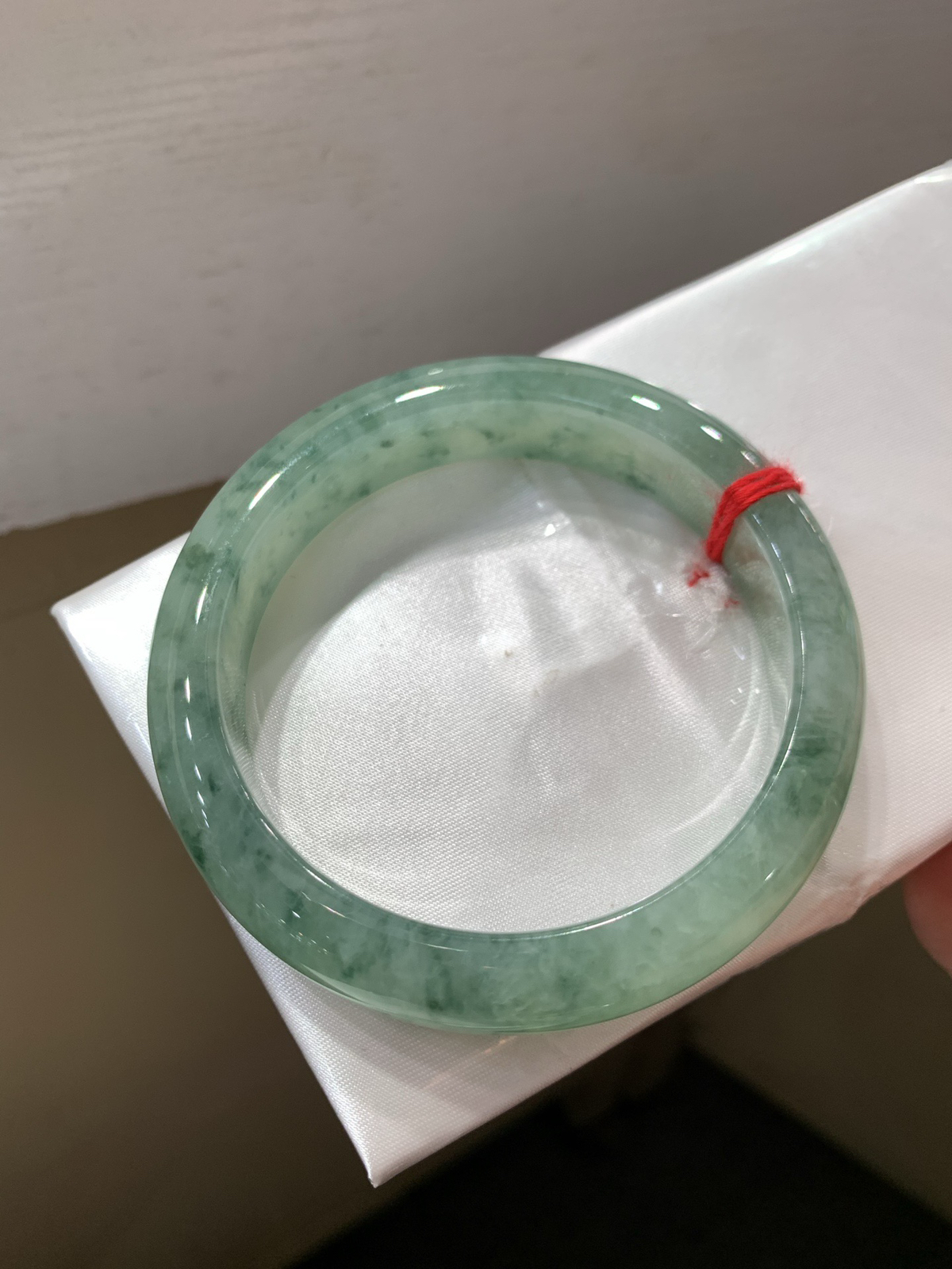 尺寸57.7/12.8/8.6，飘花手镯 
 水润细腻 种老