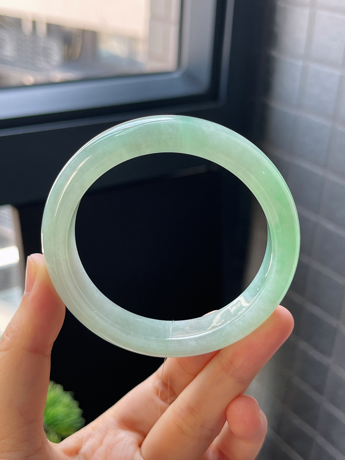 正圈55.8圈口，翡翠冰糯种飘绿手镯