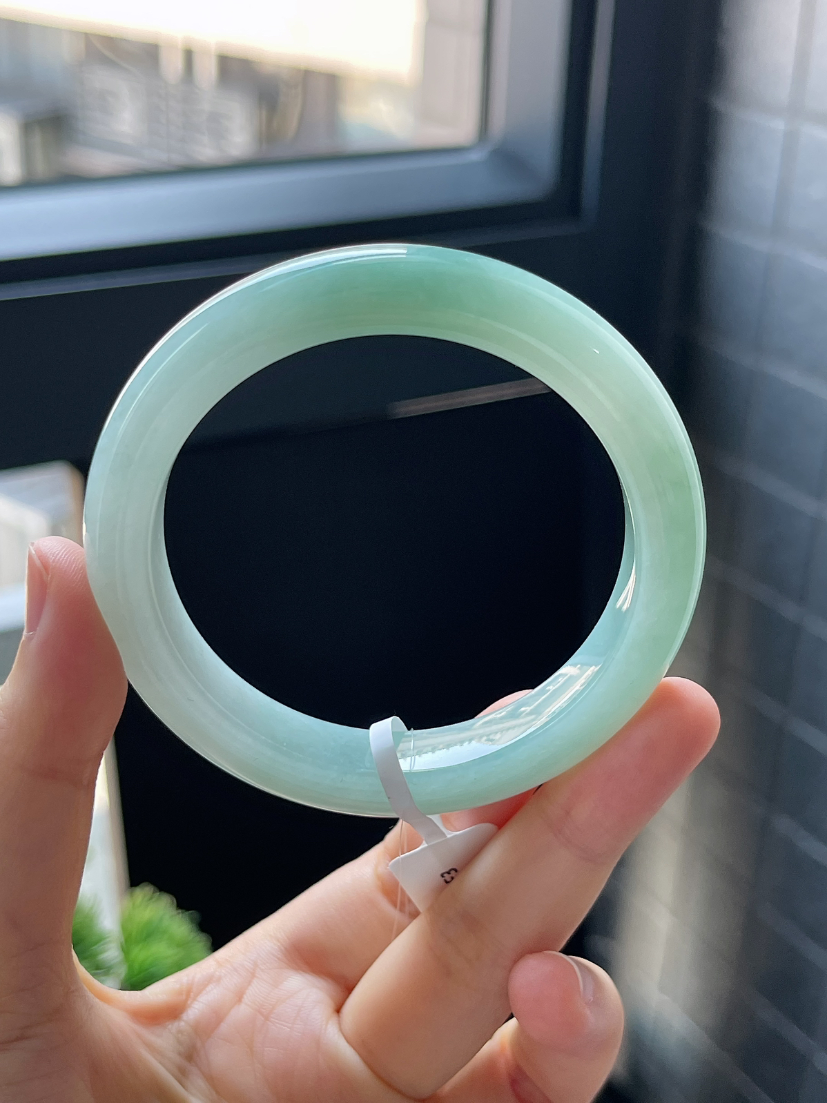 正圈55.6圈口，翡翠糯化种淡绿色手镯