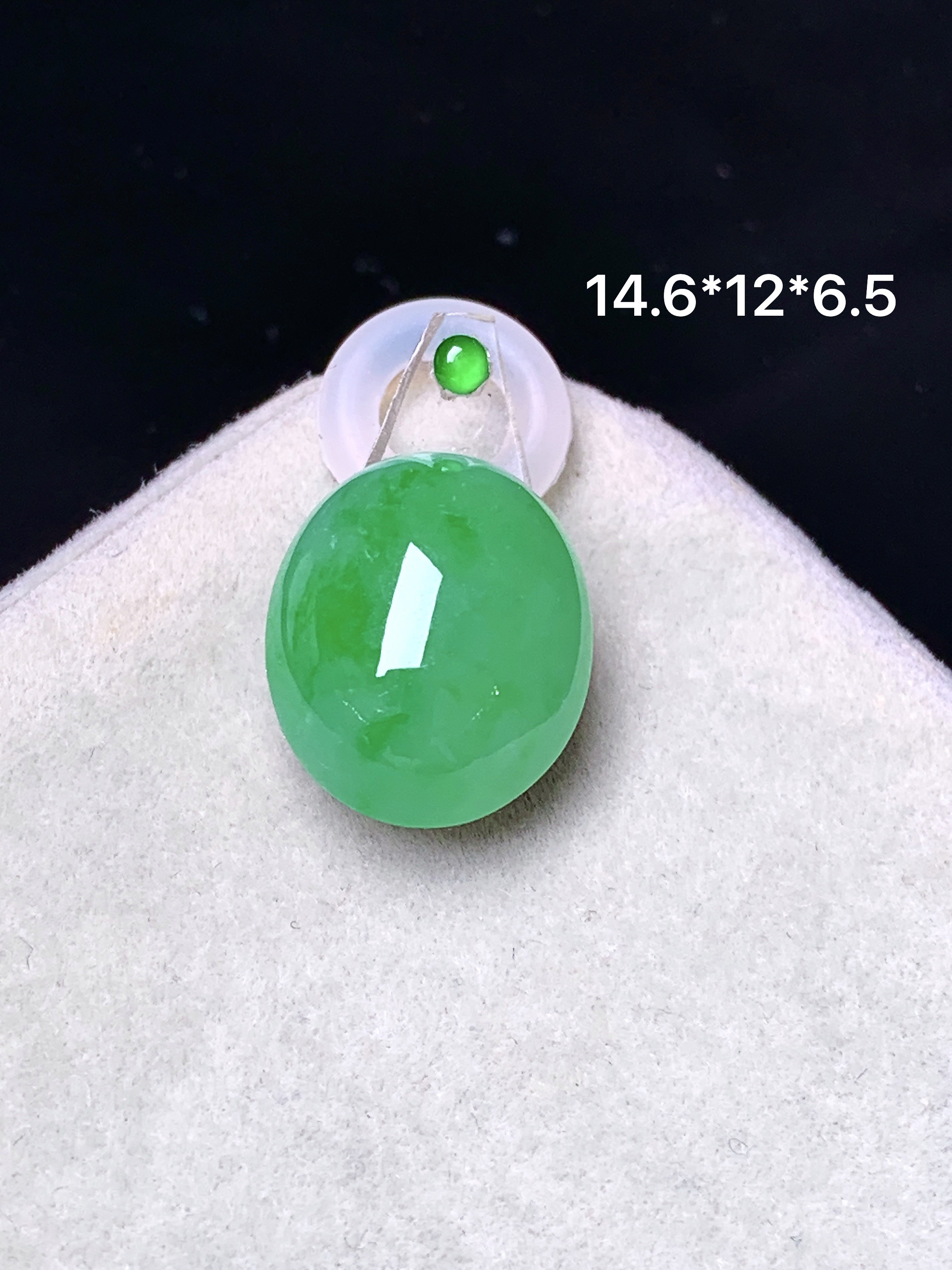 镶嵌款 飘绿蛋面吊坠 玉质细腻 色泽艳丽清新 水润亮眼 整体尺寸14.6*12*6.5 2x