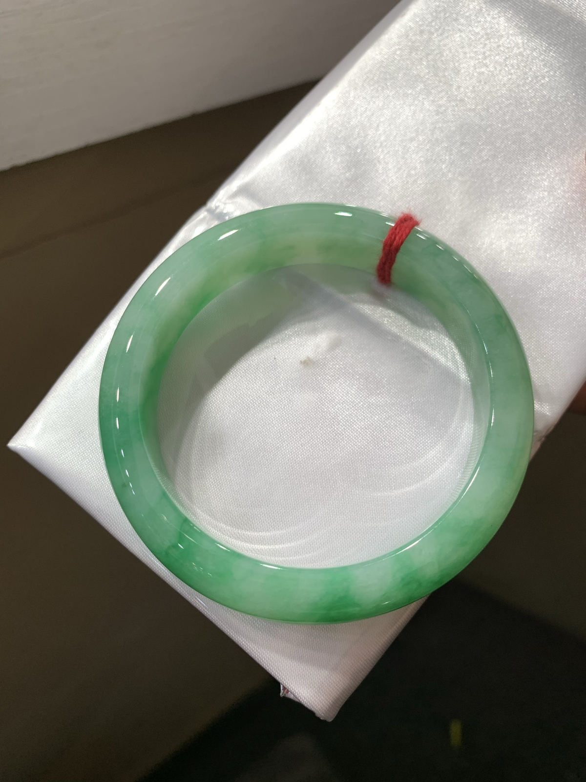 尺寸55.2/12.5/8.4，带色手镯
颜色漂亮 水润细腻