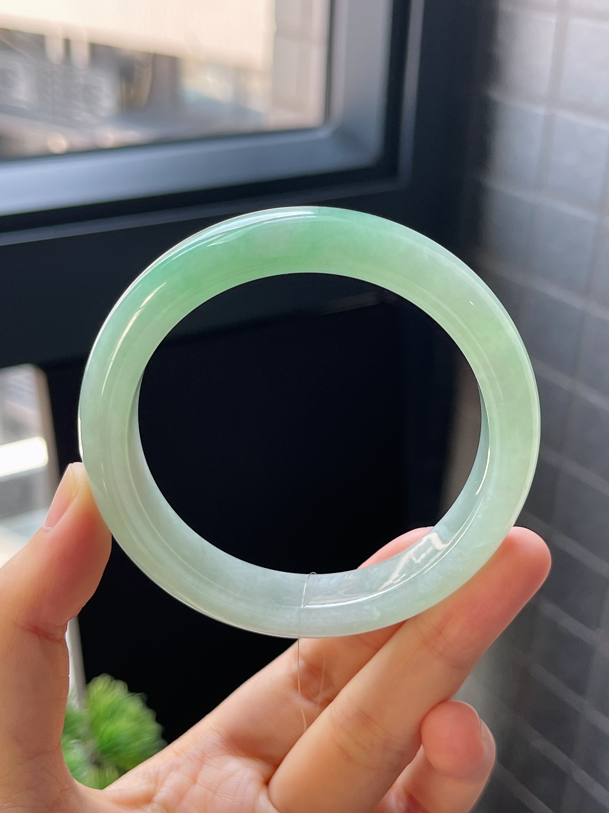 正圈55.8圈口，翡翠冰糯种飘绿手镯