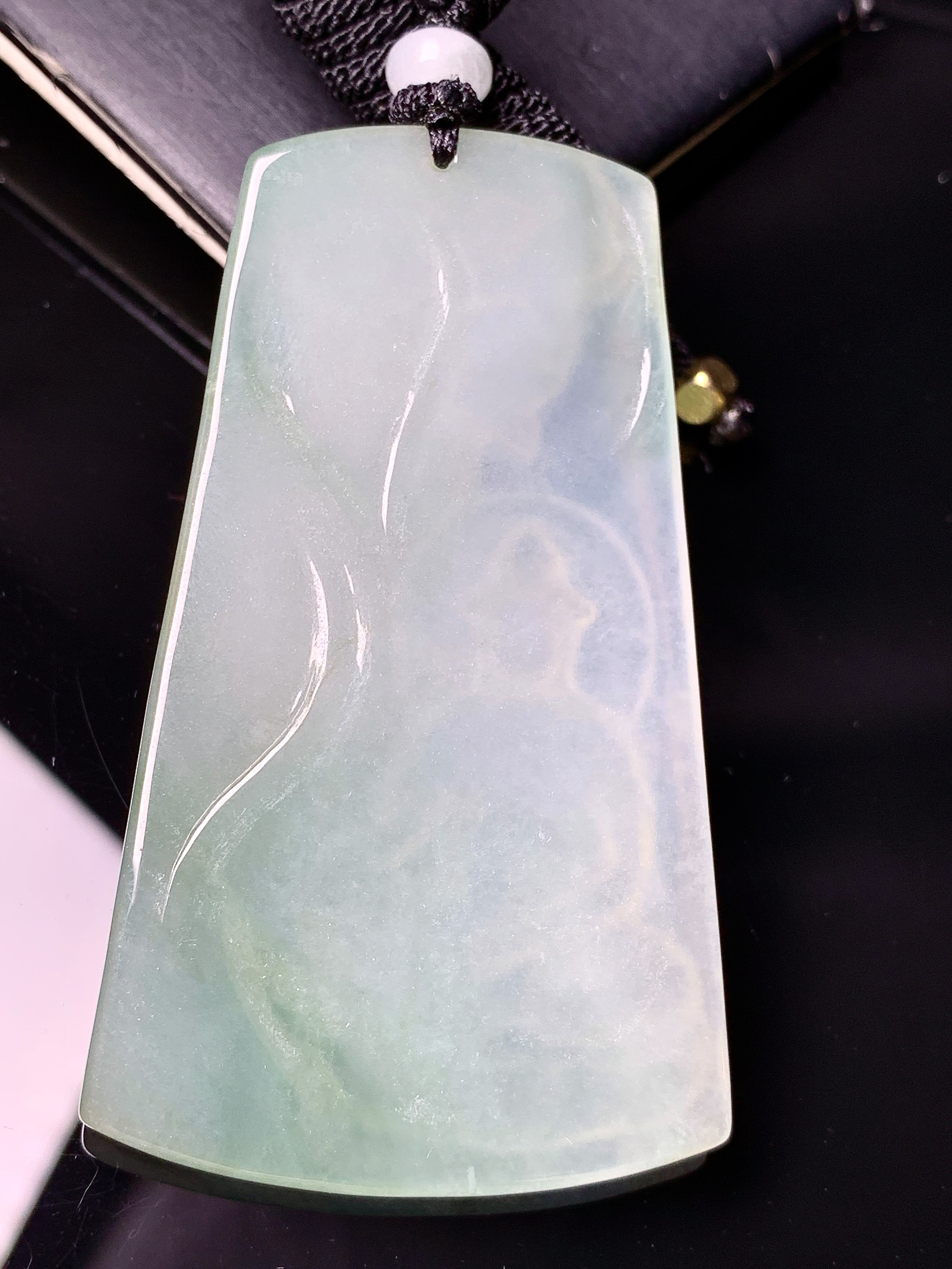 飘绿度母观音菩萨吊坠 玉质细腻 色泽艳丽清新 水润亮眼 整体尺寸66*38.5*5.6 L1