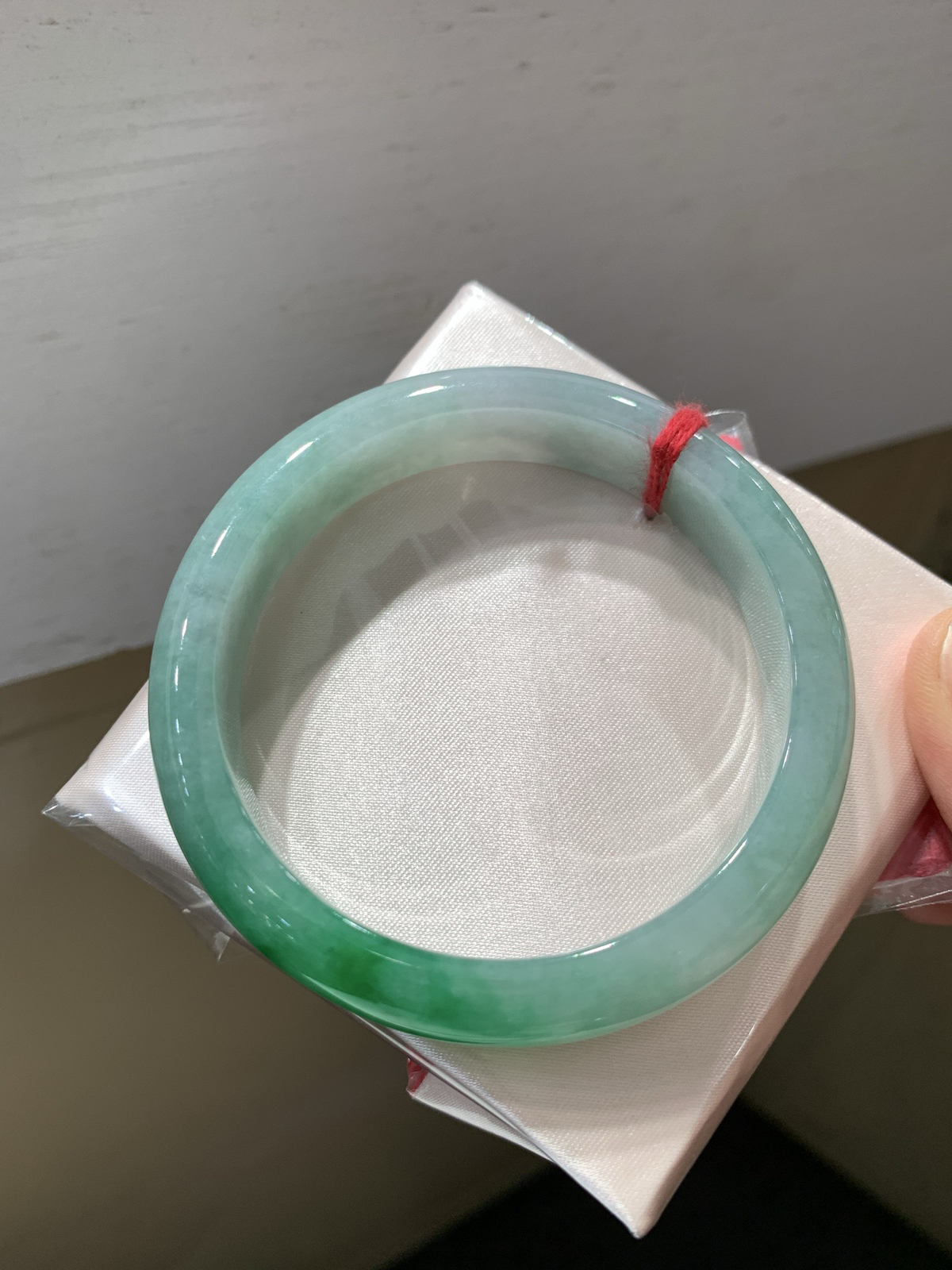 尺寸56/12.5/7.6，辣绿手镯
冰透水润细腻 清新甜美