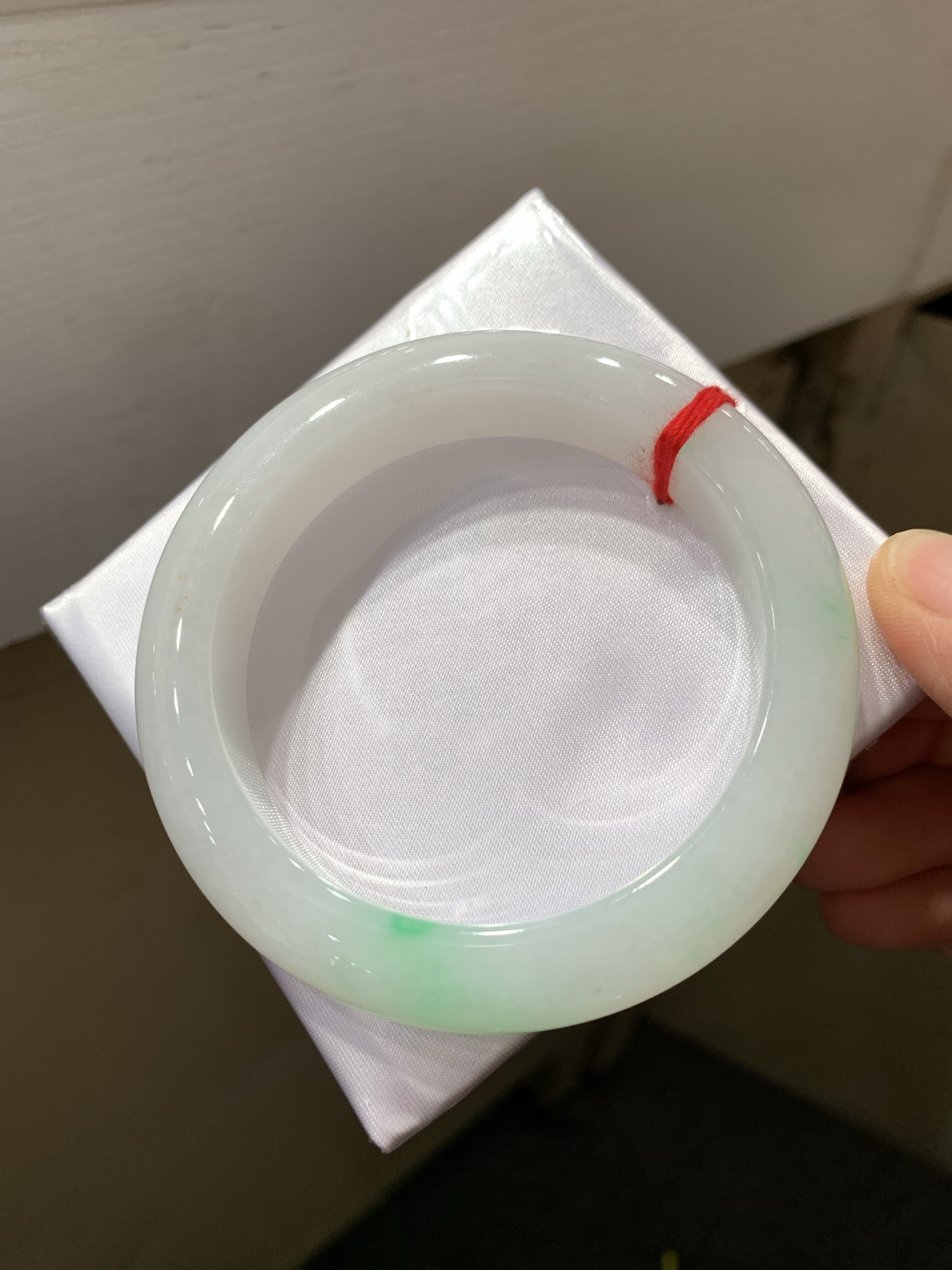 尺寸55.4/12.6/9.7，带色手镯
冰透水润细腻 清新甜美