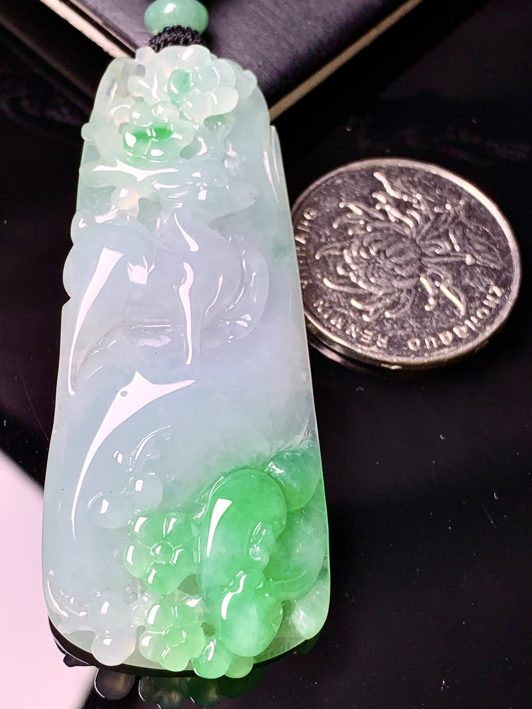 飘绿梅花鹿牌吊坠 玉质细腻 色泽艳丽清新 水润亮眼 整体尺寸60.5*25.2*8 L1