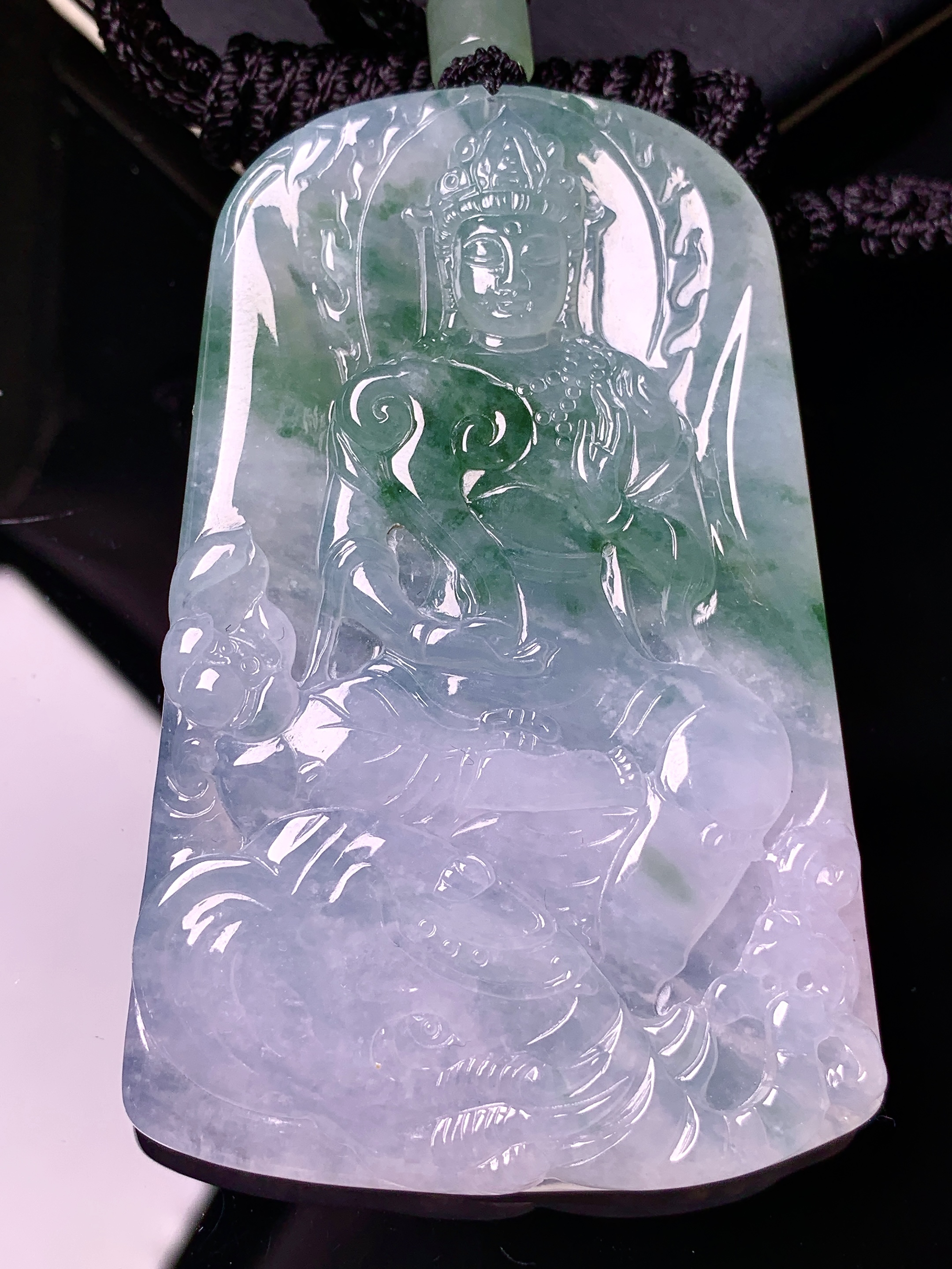 飘绿观音菩萨吊坠 玉质细腻 色泽艳丽清新 水润亮眼 整体尺寸70*45.3*6.3 L1