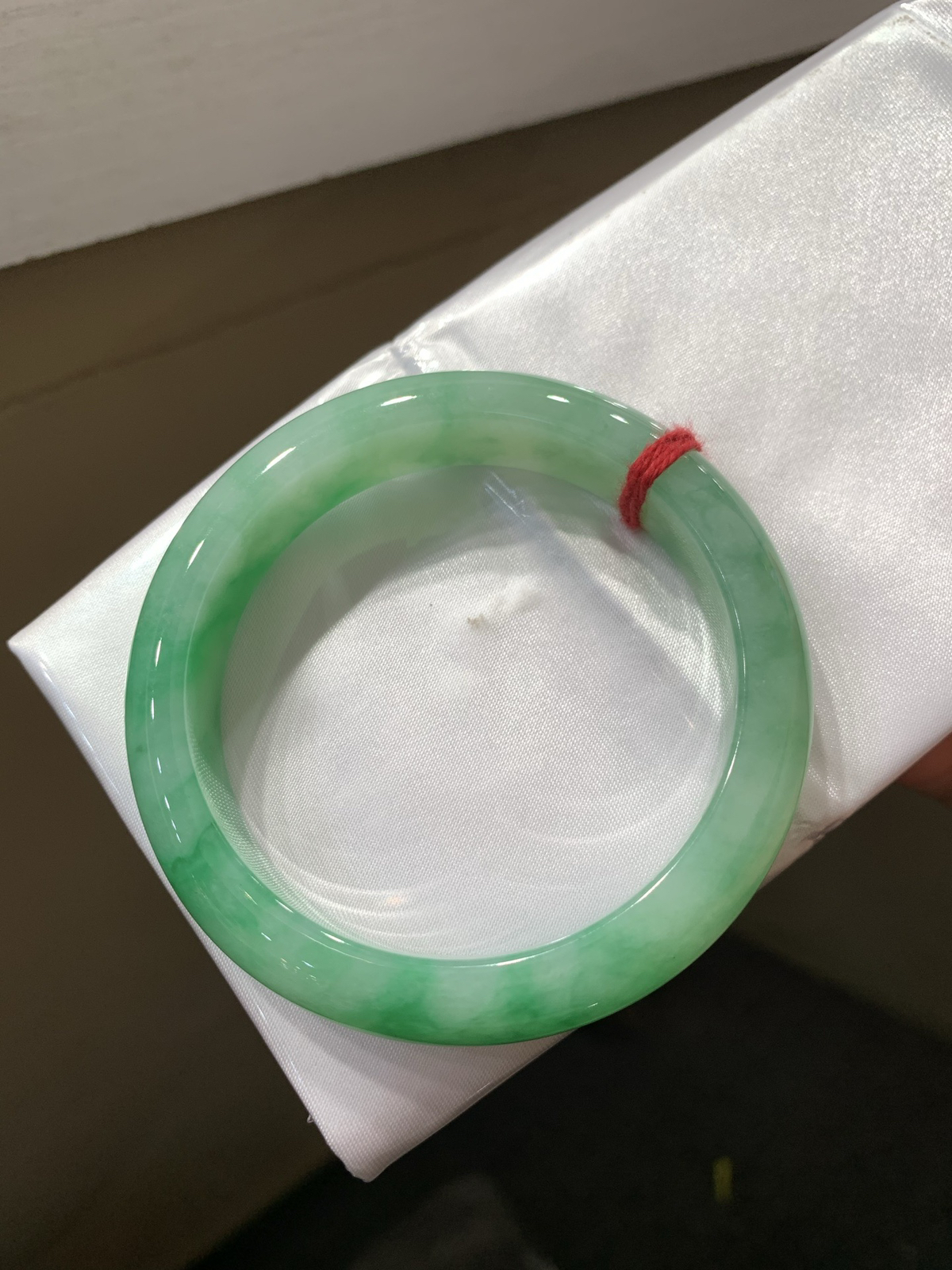 尺寸55.2/12.5/8.4，带色手镯
颜色漂亮 水润细腻