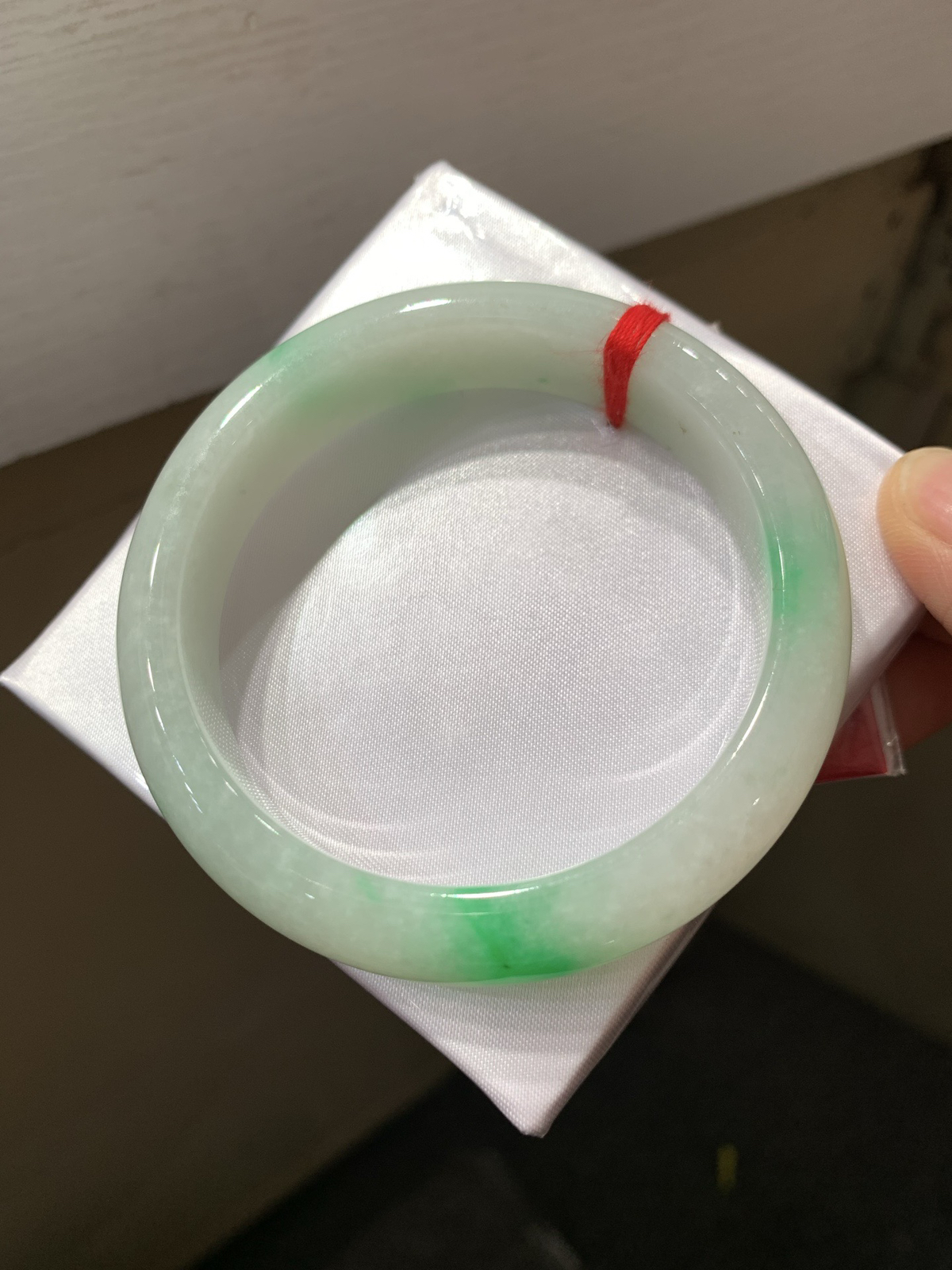 尺寸55.6/13.5/10.5，带色手镯
水润细腻 清新甜美