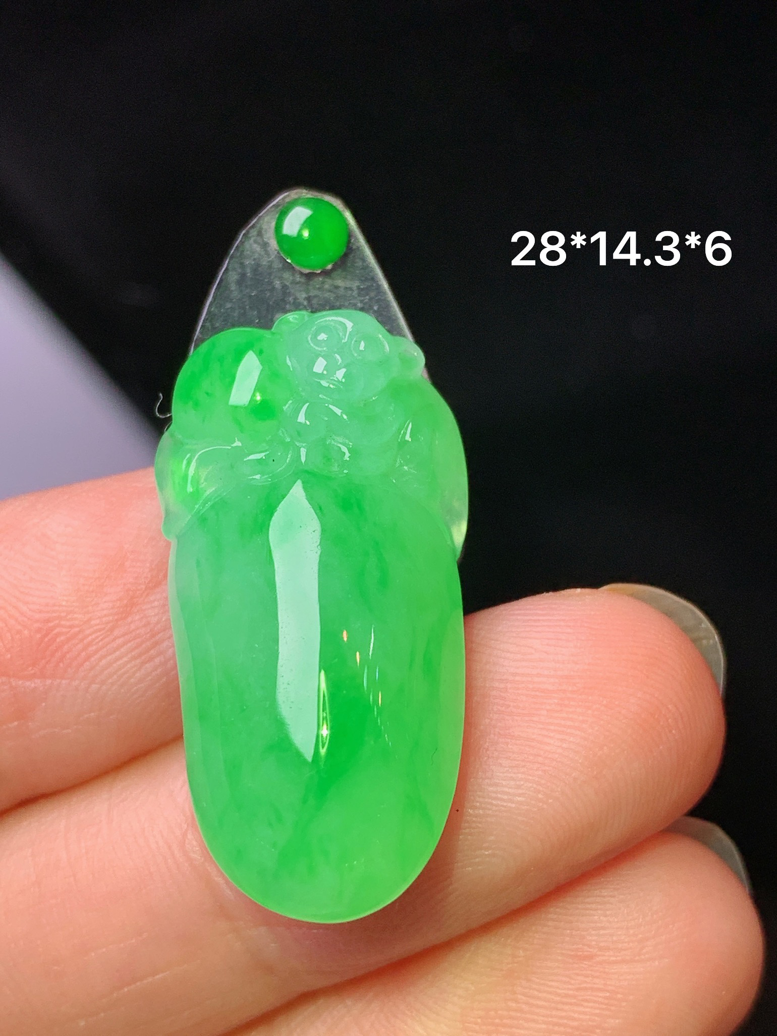 阳绿福瓜吊坠 玉质细腻 色泽艳丽清新 水润亮眼 整体尺寸28*14.3*6 2x