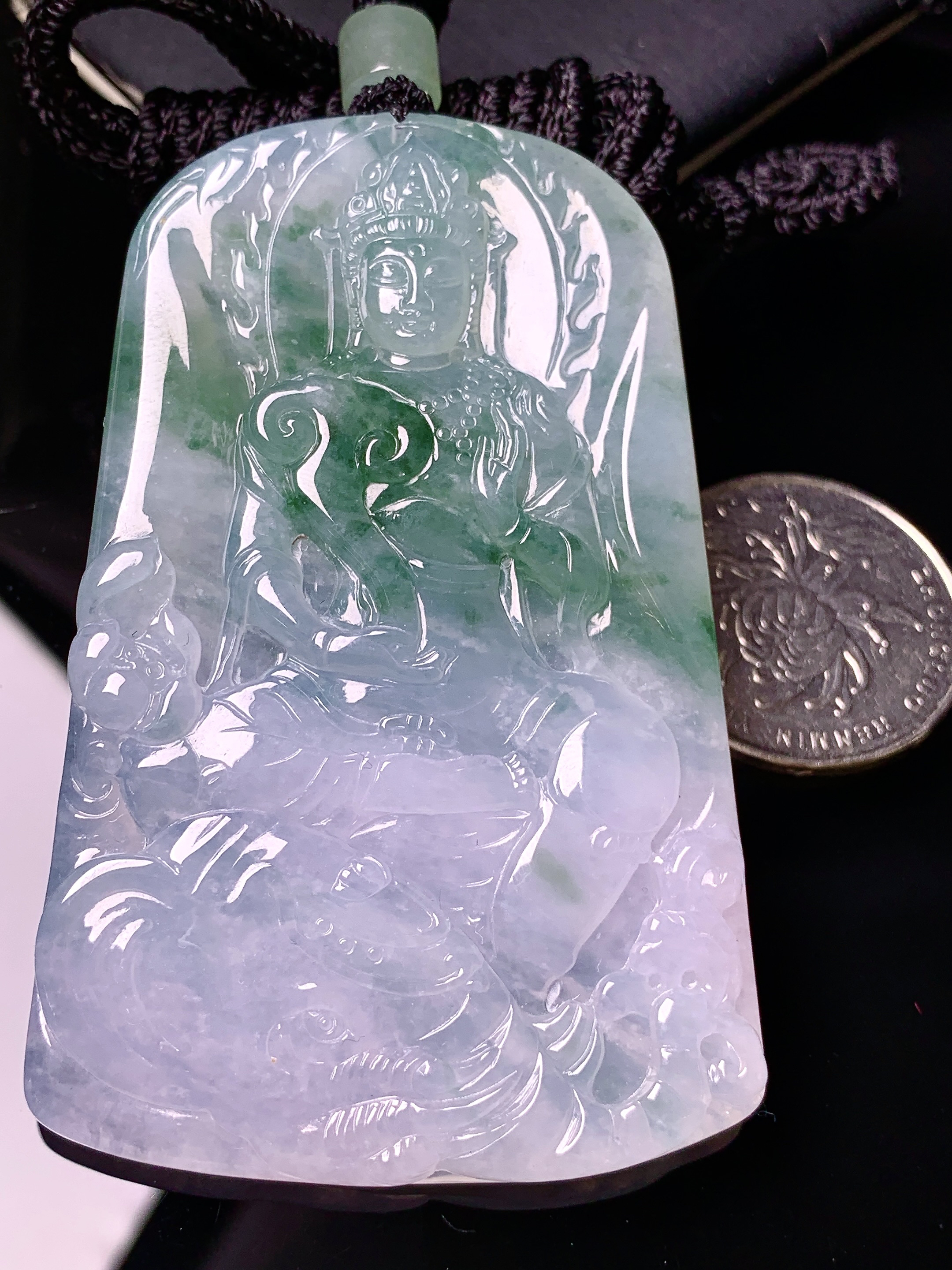 飘绿观音菩萨吊坠 玉质细腻 色泽艳丽清新 水润亮眼 整体尺寸70*45.3*6.3 L1