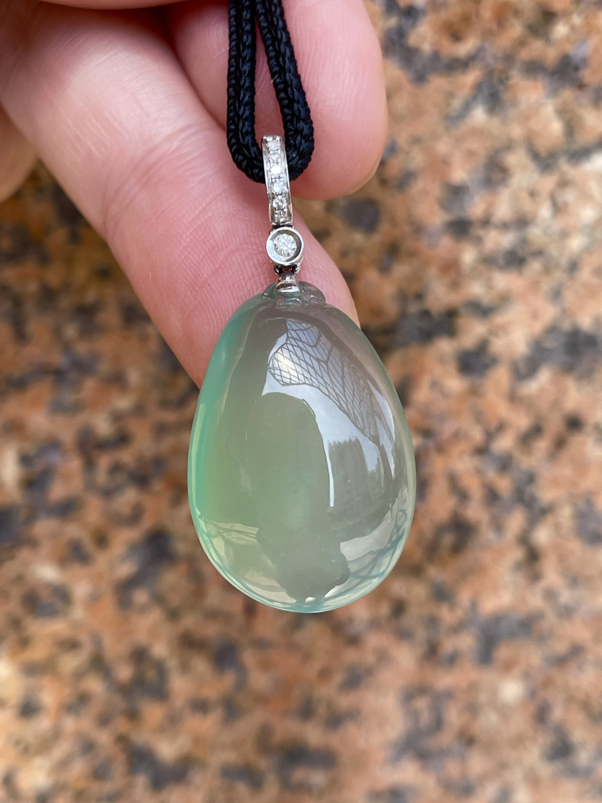 【冰种飘绿福瓜吊坠】种水上乘，晶莹剔透，纯净通透，莹光感很强。收藏品质，18k金钻镶嵌，裸石尺寸24