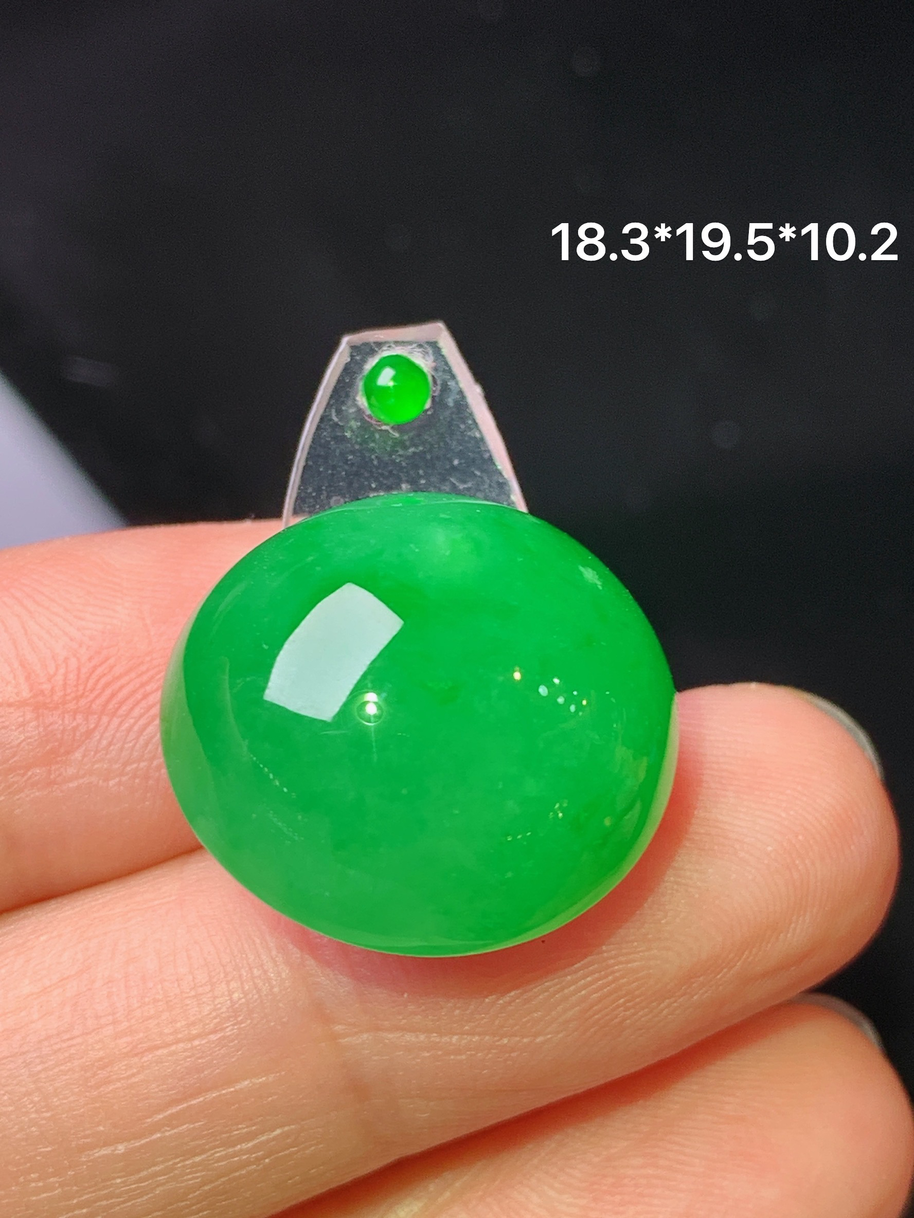 镶嵌款 满绿蛋面吊坠 玉质细腻 色泽艳丽清新 水润亮眼 整体尺寸18.3*19.5*10.2 2x