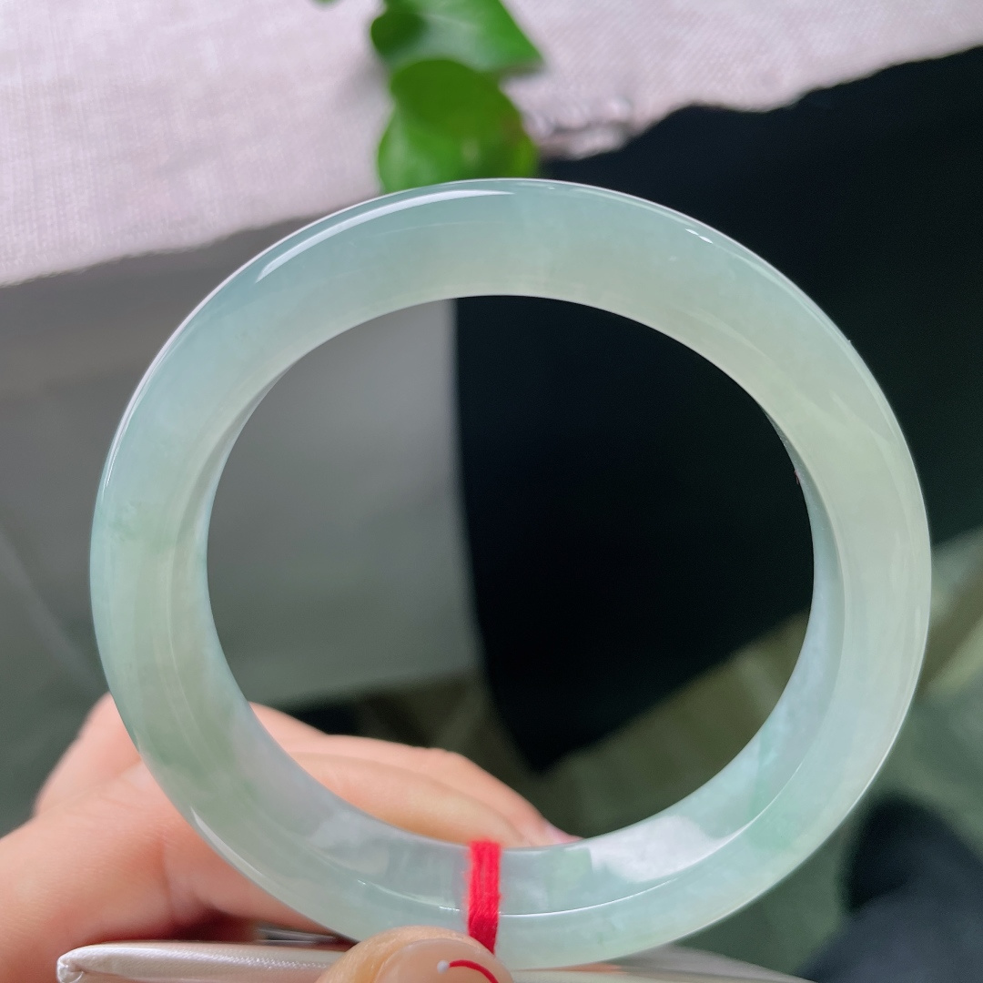 55.7/11.8/8.5，绿底正圈，无裂，种细水足纯色镯，干净素雅不挑穿搭。ss57658a