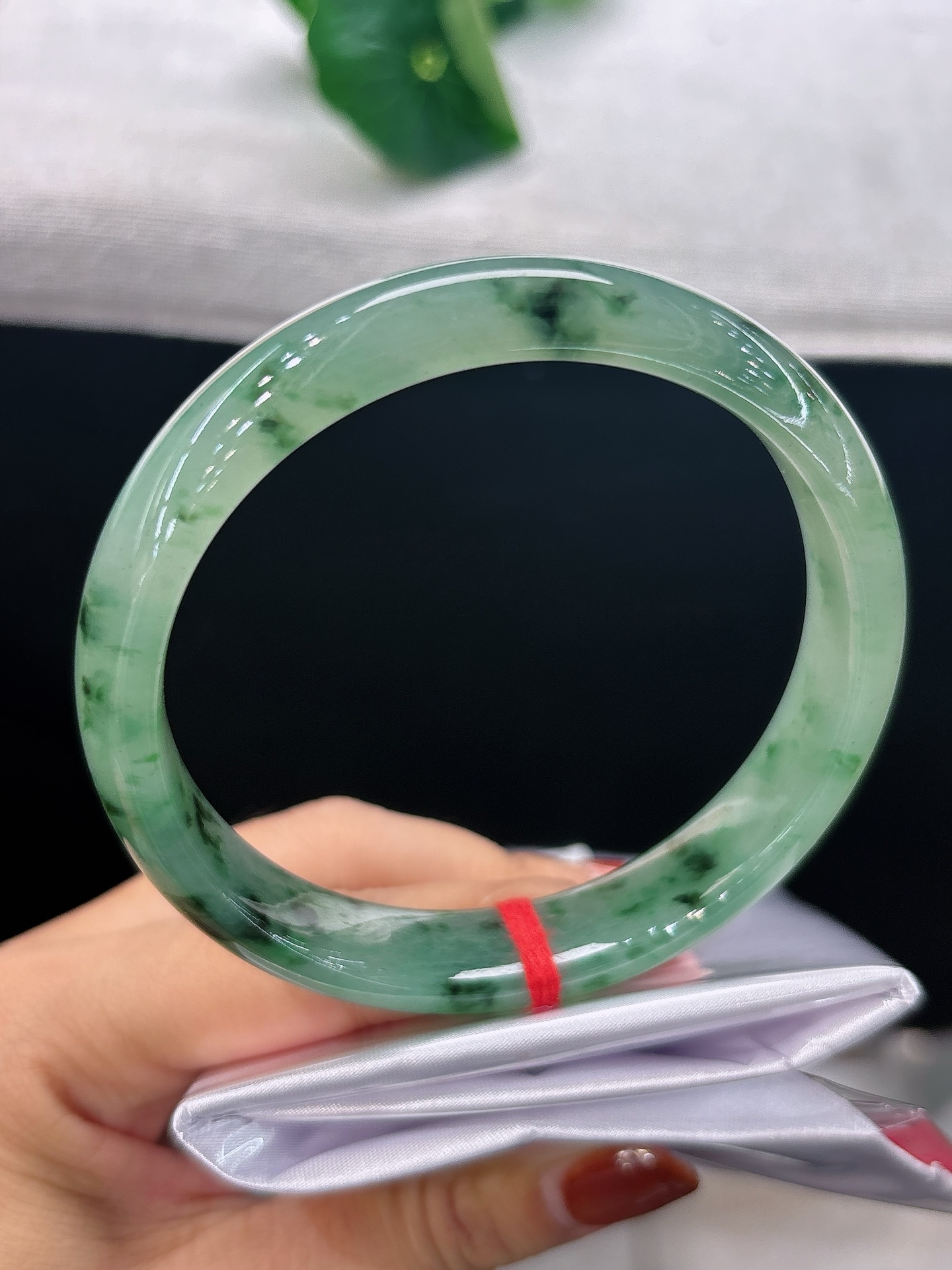 天然翡翠手镯，圈口62.3/12.5/7.8，正圈冰润飘花，墨绿飘花清逸灵动，自带诗意气韵，无裂