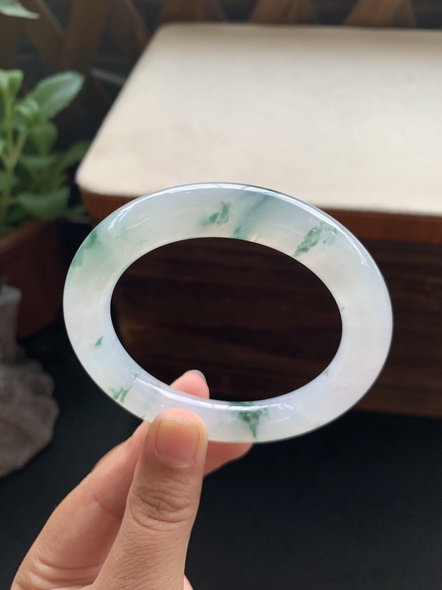 20，冰润细腻飘花圆条手镯，圈口54.4-10.2-10.4，透手感好，种老肉细，起胶感，种水好，飘