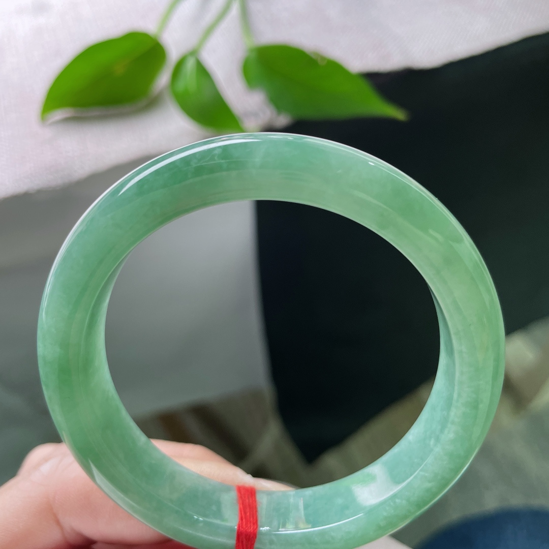 56.9/12.3/8.7绿底正圈，水润细腻，清雅，色系甜美，优雅大方，一点皮纹，ss53930a