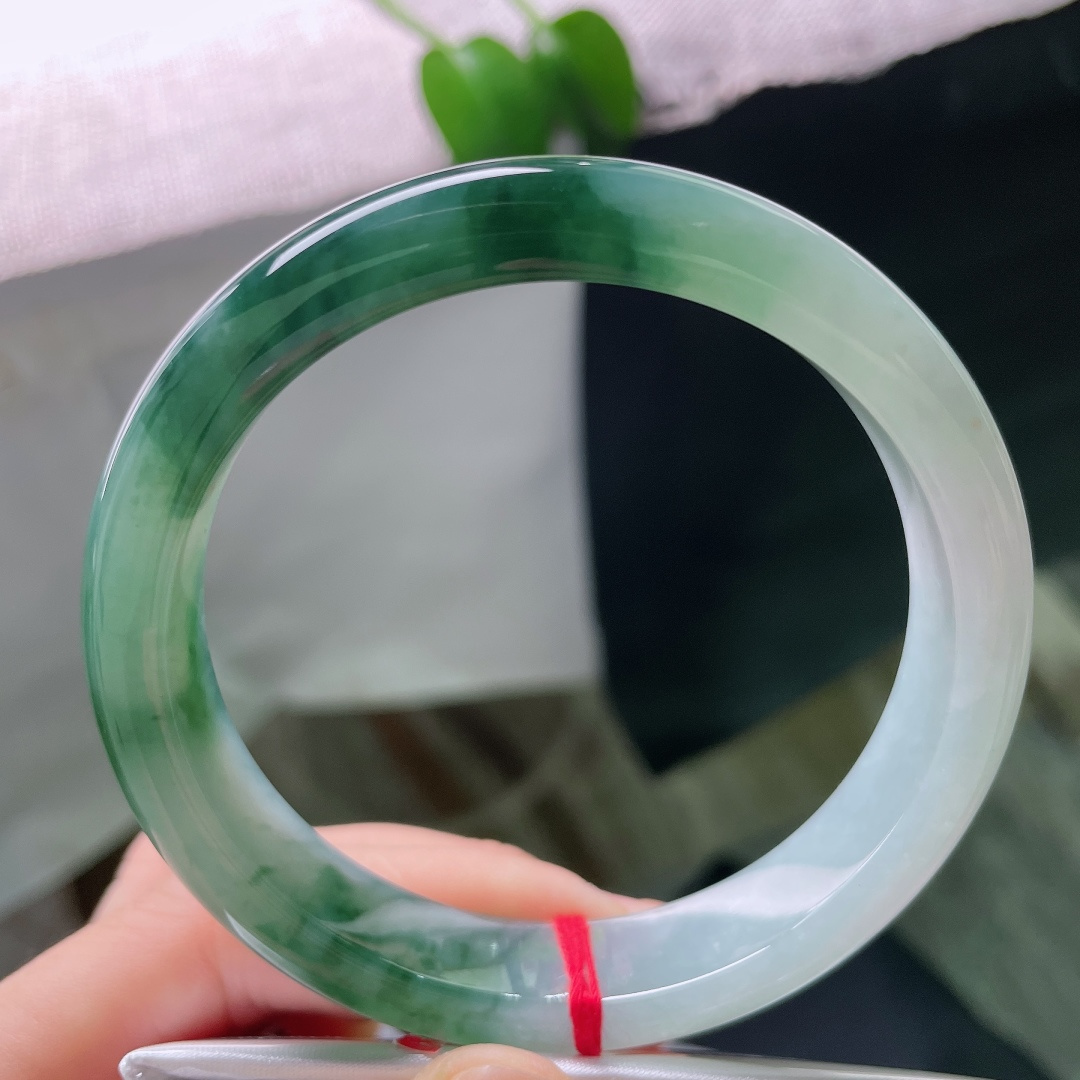 60.2/12.5/9.1，飘花正圈，无裂，玉质通透温润，半圈舒展灵动的飘花如远山含黛，像把一幅江南水墨山水凝于腕间ss59407a