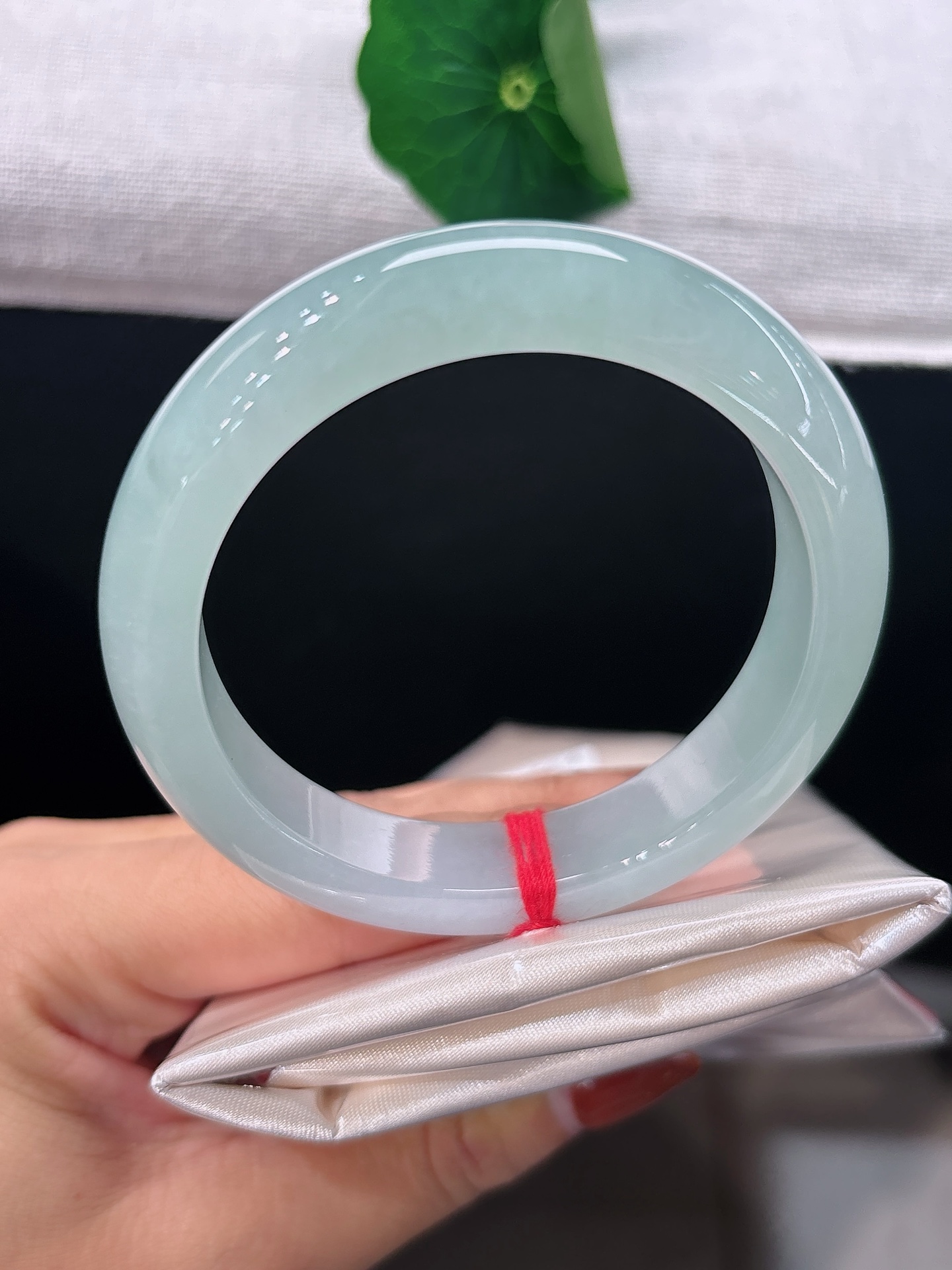 天然翡翠手镯，圈口54.4/12.5/9.1，正圈浅碧匀净，似一汪柔泉凝于腕间，清透温润，自带温婉气韵，无裂
