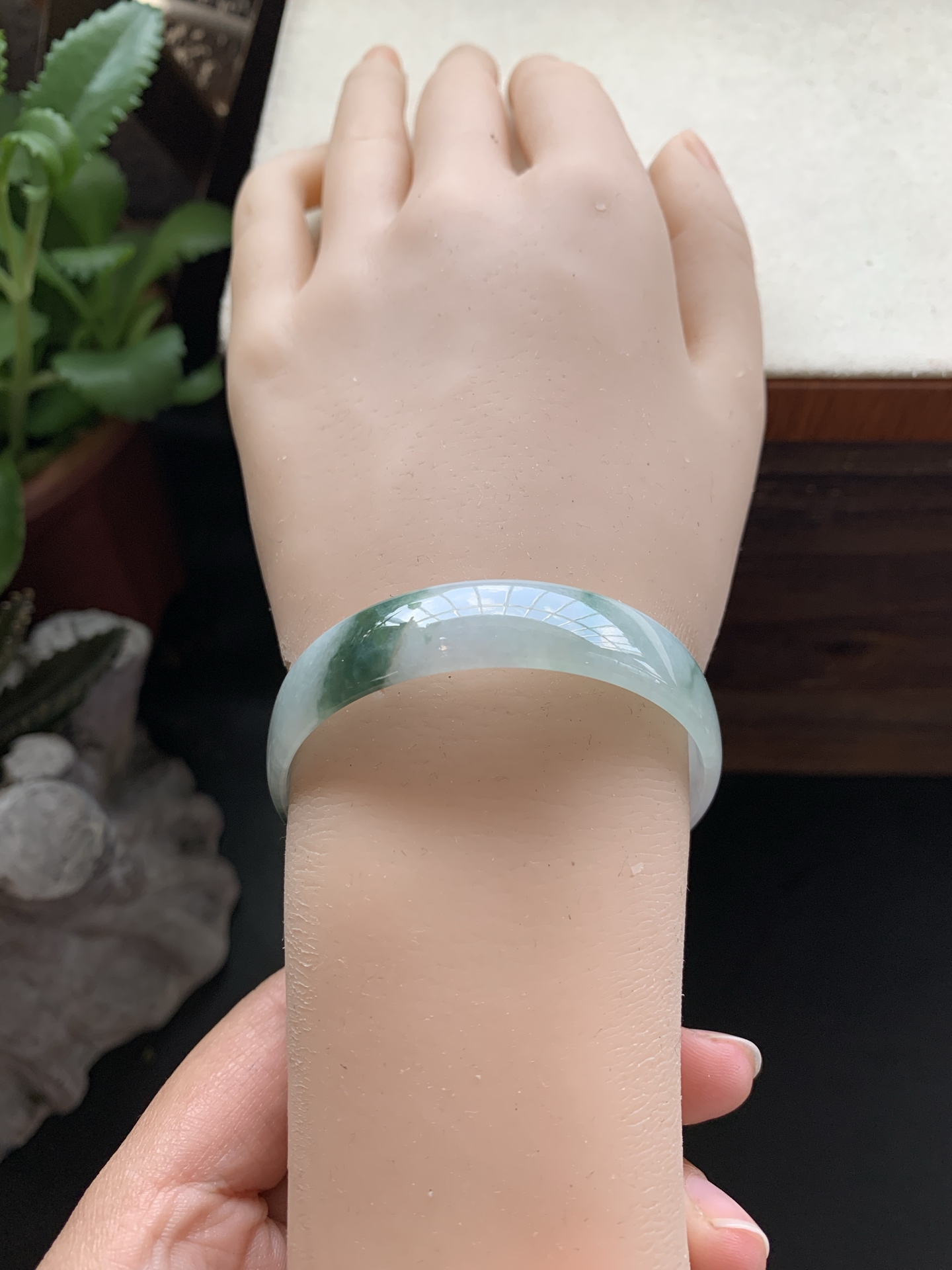 81，冰透飘花公主镯，圈口51.5-12-3.2，玉质冰透清爽，种水好，飘花灵动飘逸，推荐款，特别好看，性比高，无裂，包邮包证