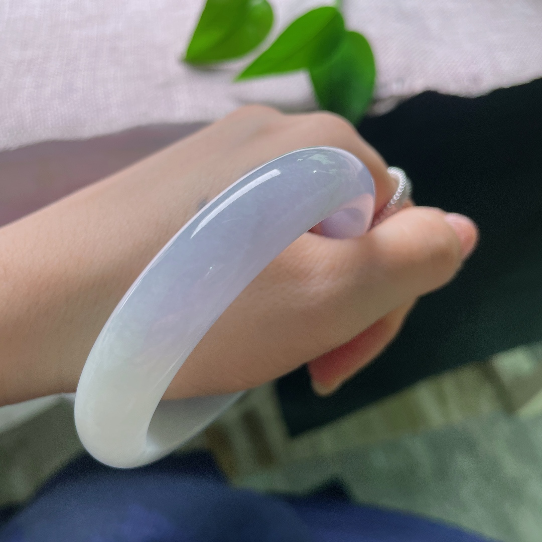 58.9/12.8/7.9，正圈，有纹裂，朦胧柔美的紫调浅浅晕染镯身，如烟似雾，自带温柔梦幻的氛围感。ss57759a