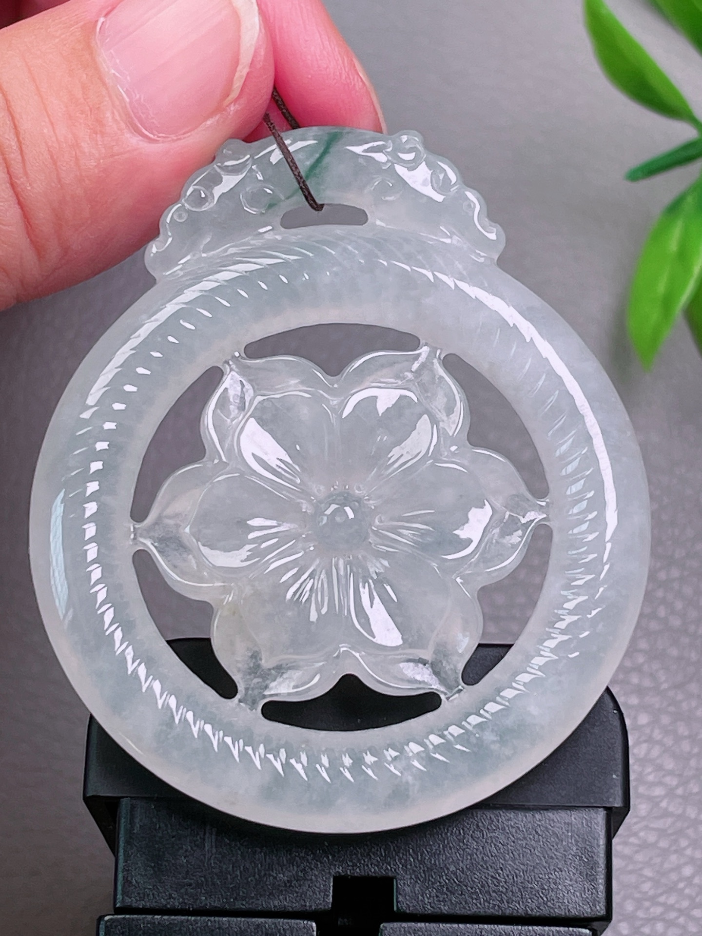 花开富贵，无裂，冰透水润，寓意好，起荧光，尺寸：55.6-48-6.4