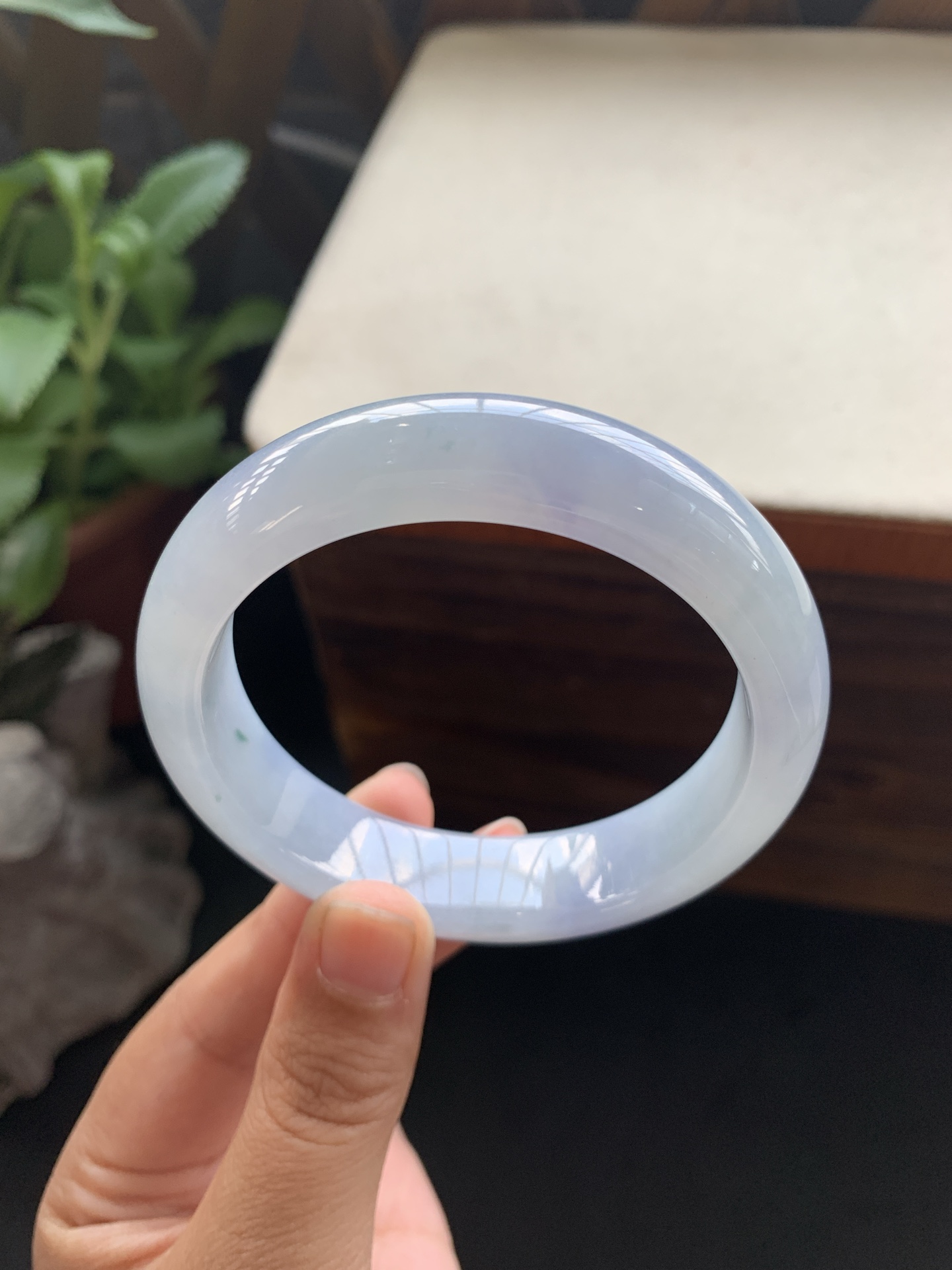 39，冰透细腻莫奈紫飘花手镯，圈口55.4-14.2-8.3，种老起冰起胶感，玉质莹润细腻，种水好，莫奈紫色梦幻清冷，花色点缀，唯美动人，特别好看，性比高，无裂，24小时鉴赏期，可退换