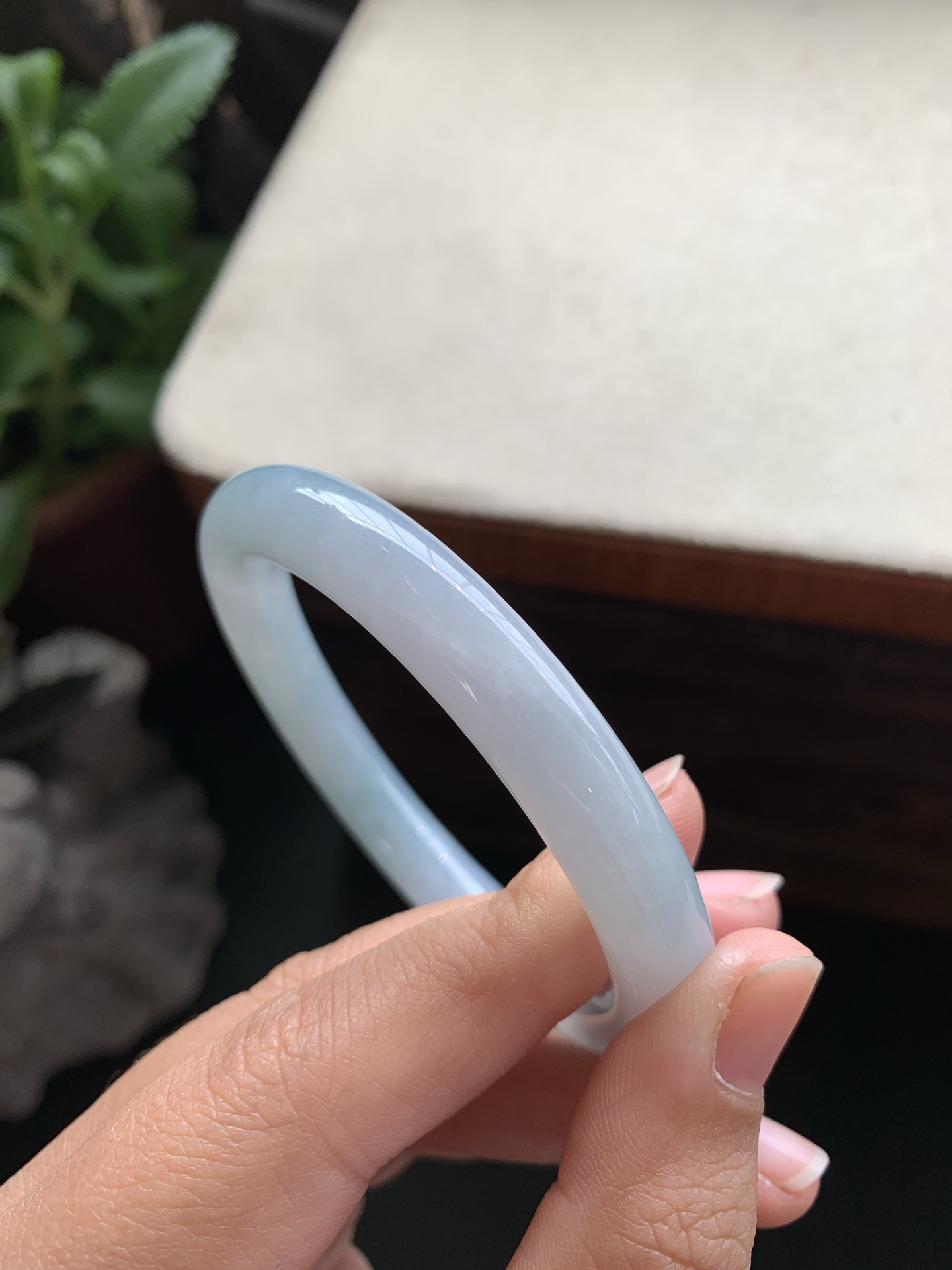 70，冰透细腻天空蓝圆条手镯，圈口50.4-9.4-9.1，冰冰透透，莹润细腻，种水好，天空蓝色温柔淡雅，清纯可人，特别好看，性比高，棉线不显，24小时鉴赏期，可退换