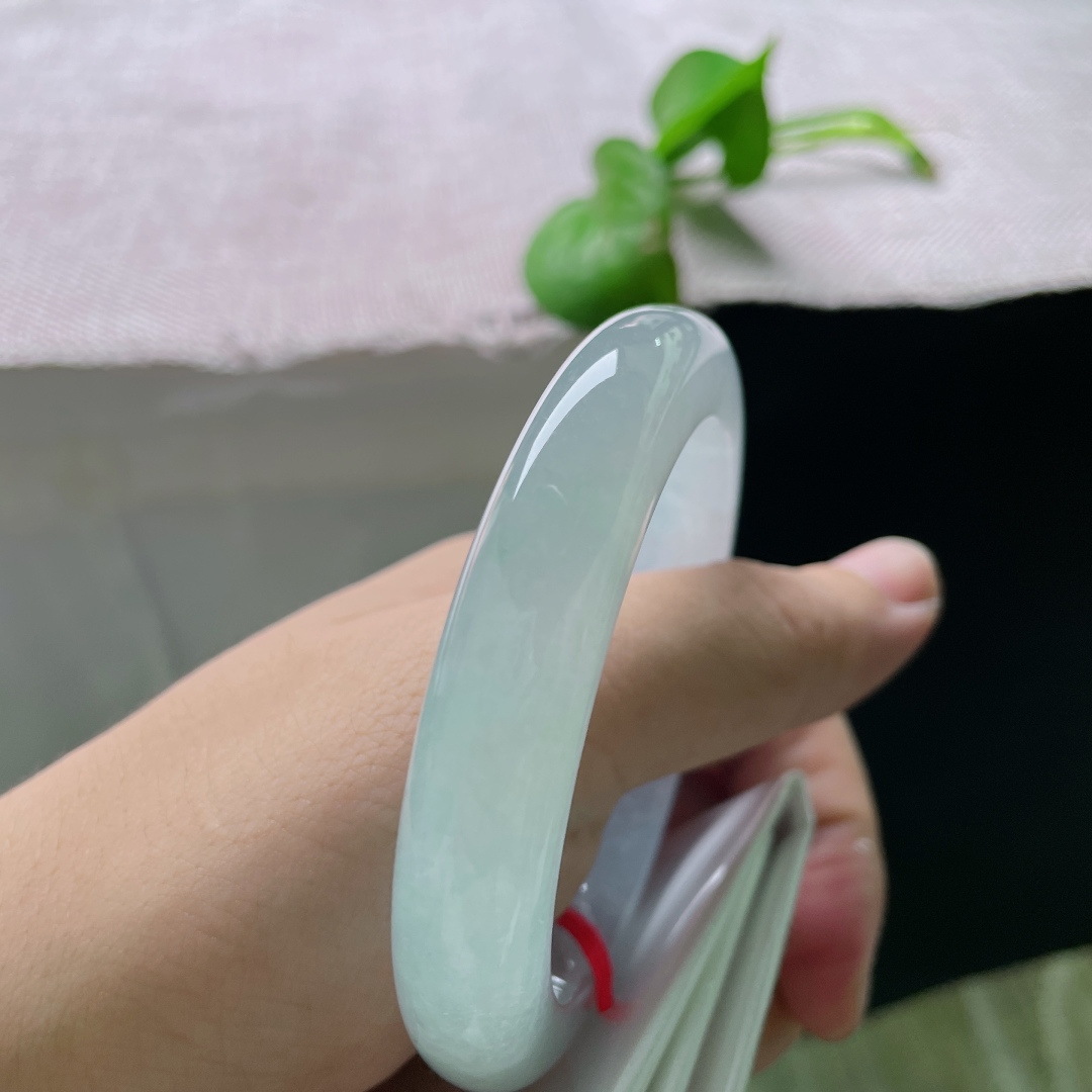 58/12.1/9.5，冰种正圈，无裂，冰润匀净通透起光，温婉清雅自带质感，是直击芳心、女人最爱的上乘玉镯品质。ss57545a